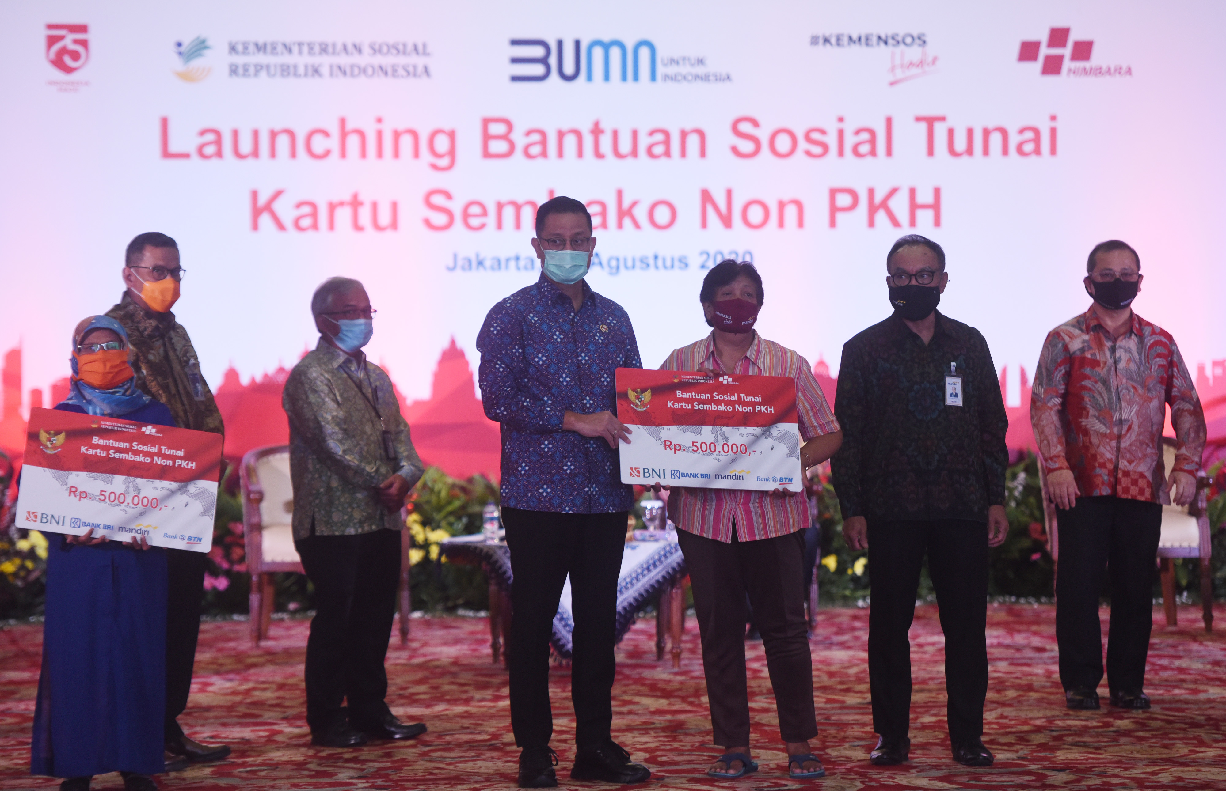 Mensos Juliari Batubara (keempat kiri) memberikan Bantuan Sosial Tunai (BST) Kartu Sembako non Program Keluarga Harapan (PKH).