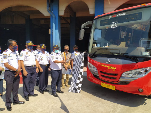 Sekda Jateng Henggar Budi Anggoro smengibarkan bendera uji coba operasional 14 unit Bus Trans Jateng koridor Solo-Sangiran-Sumber Lawang.