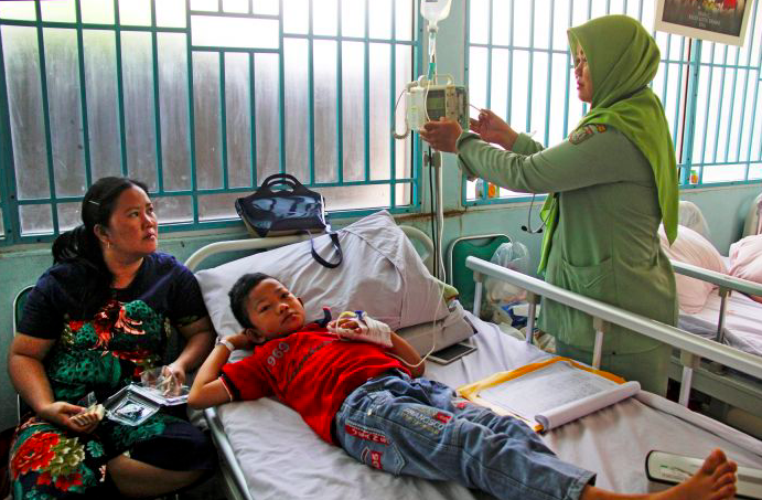 Seorang anak penderita DBD sedang dirawat. 