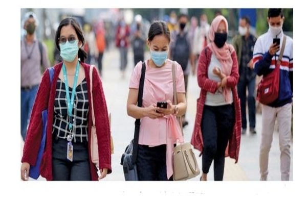 Ilustrasi -- Pekerja menggunakan masker menuju kantornya di kawasan Sudirman, Jakarta, Senin (8/6).