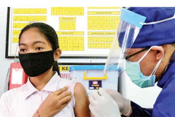  Petugas kesehatan menyuntikkan vaksin kanker serviks kepada siswa kelas VI 