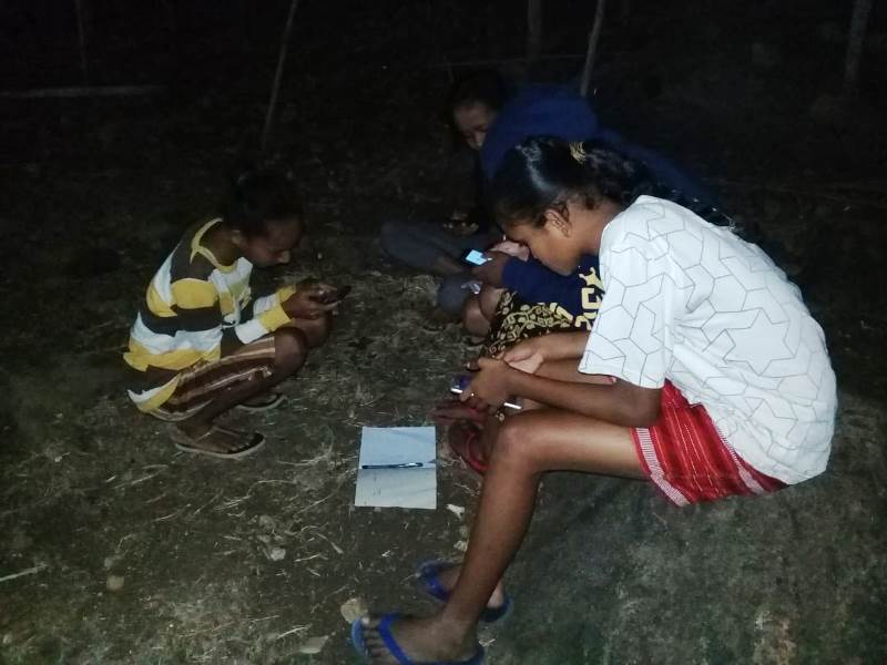 Anak-anak Desa Wailamun Kabupaten Sikka harus belajar di bukit Loronawaan karena di situ mereka bisa mendapatkan sinyal internet.