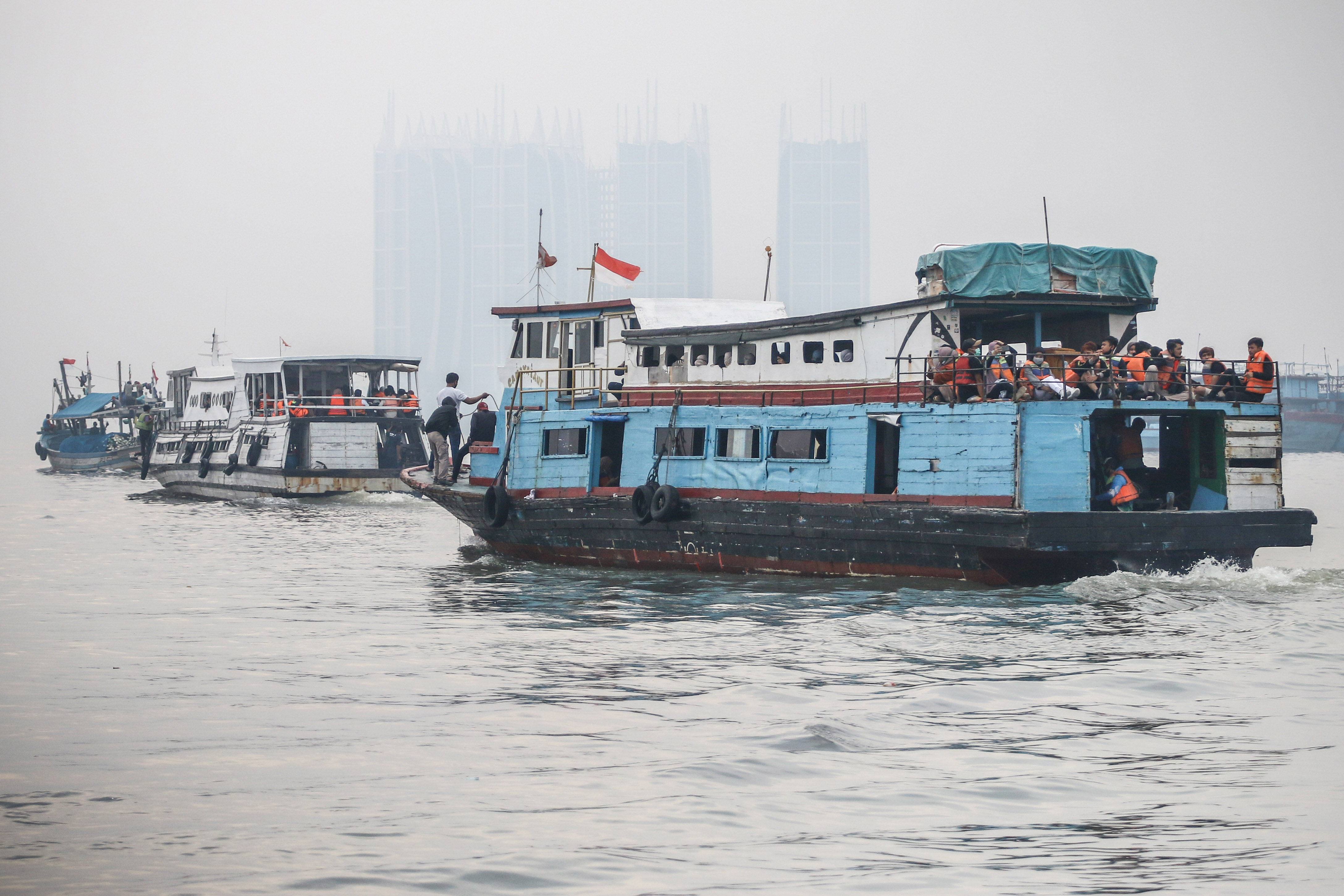 Kapal penumpang berangkat menuju tempat wisata Kepulauan Seribu di Pelabuhan Kali Adem, Muara Angke, Jakarta, Sabtu (4/7) lalu.