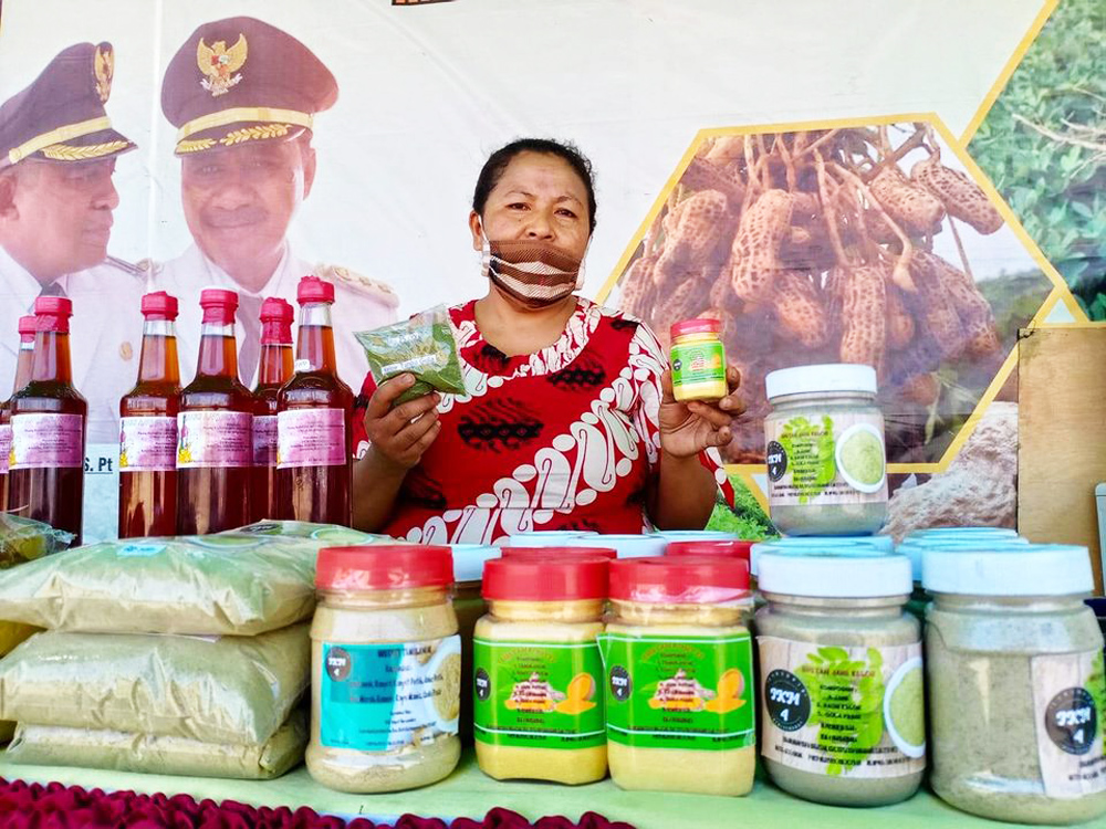 Salah satu pelaku UMKM yang memeriahkan pameran HUT  Kefamenanu, ibu kota Kabupaten Timor Tengah Utara (TTU), NTT.