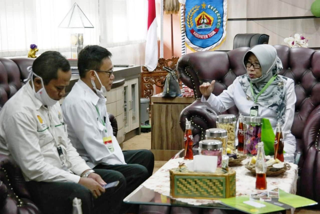 Bupati Tegal, Umi Azizah (kanan) saat menerima kunjungan Kepala BPPSDMP Dedi Nursyamsi (tengah).