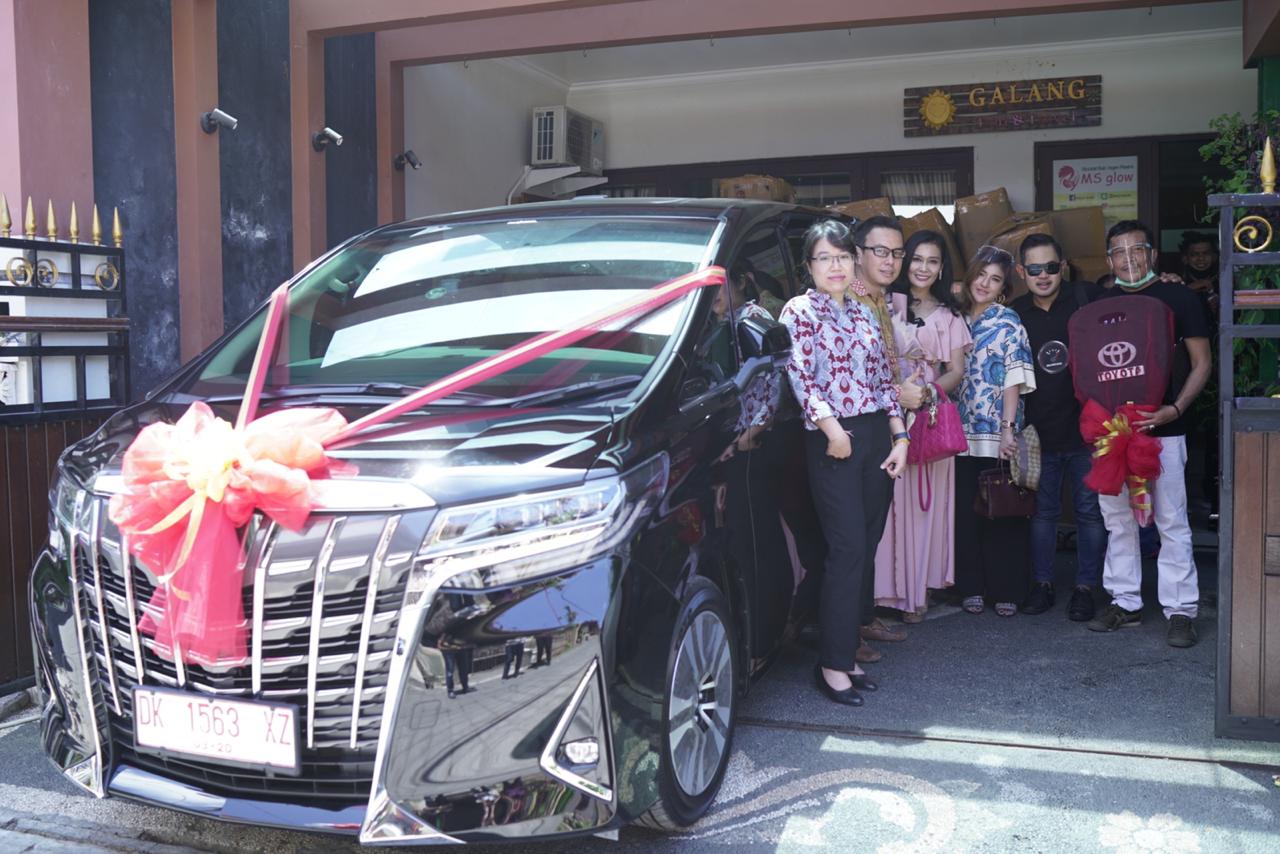 Salah satu agen pemasar yang mendapat reward berupa mobil Alphard.