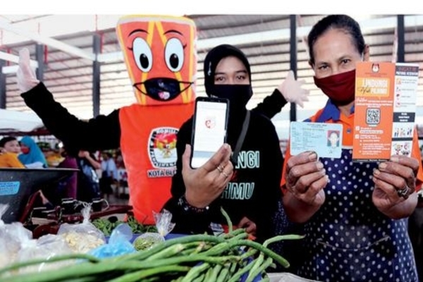 Komisioner KPU Kota Blitar Divisi Perencanaan, Data, dan Informasi Ninik Solikhah (tengah) menunjukkan hasil pindai KTP 