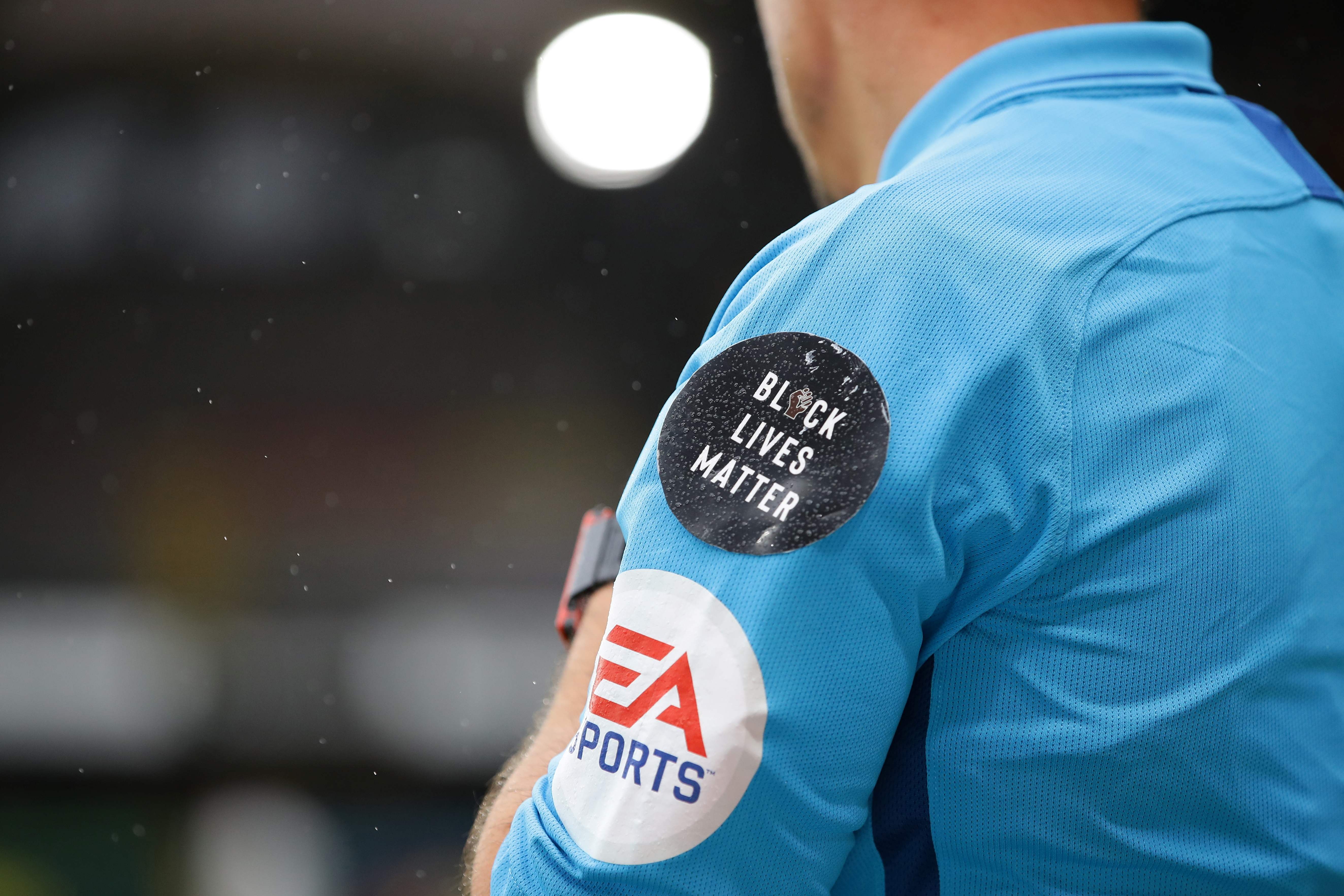 Logo Black Lives Matter terlihat di jersey wasit Liga Primer Inggris.
