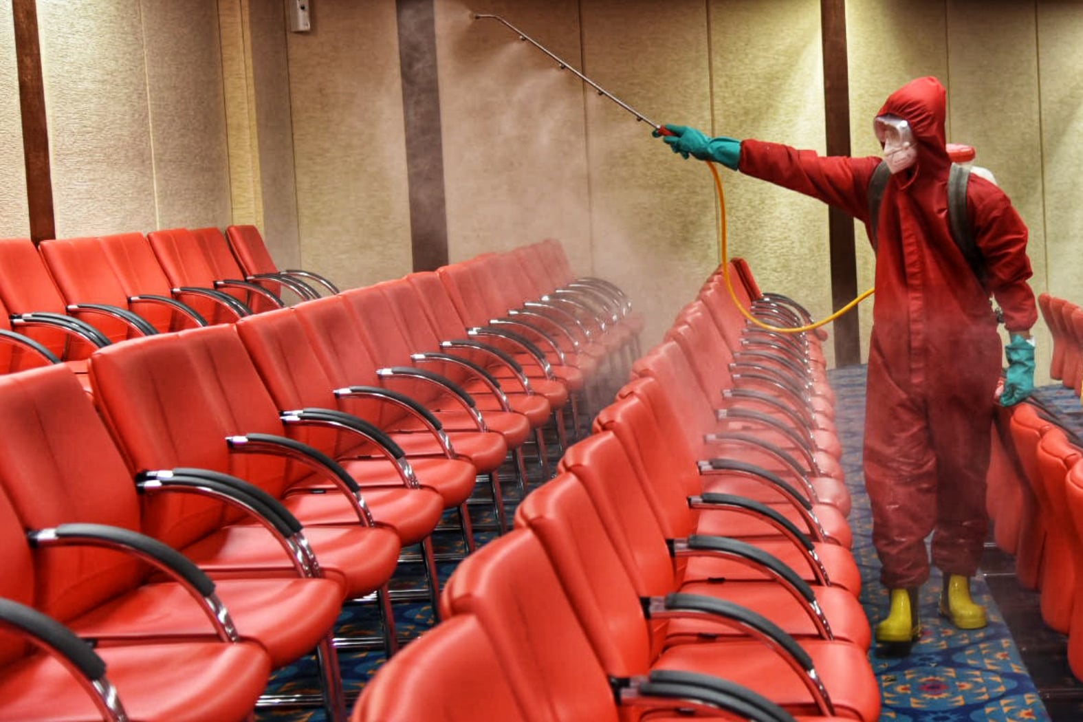 Petugas sedang melakukan penyemprotan di gedung DPRD DKI Jakarta