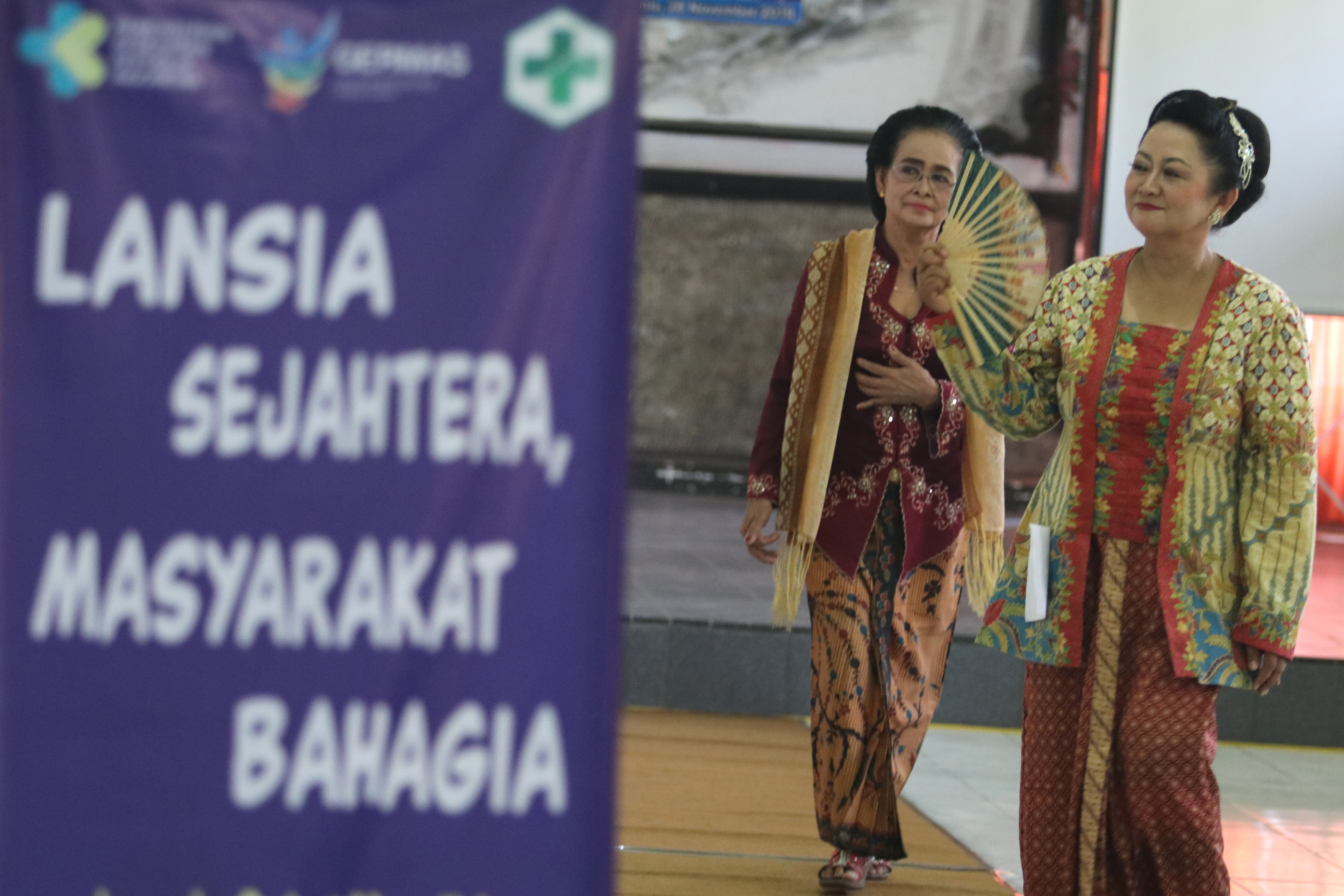 Warga lansia mengikuti lomba peragaan busana di Kediri, Jawa Timur.