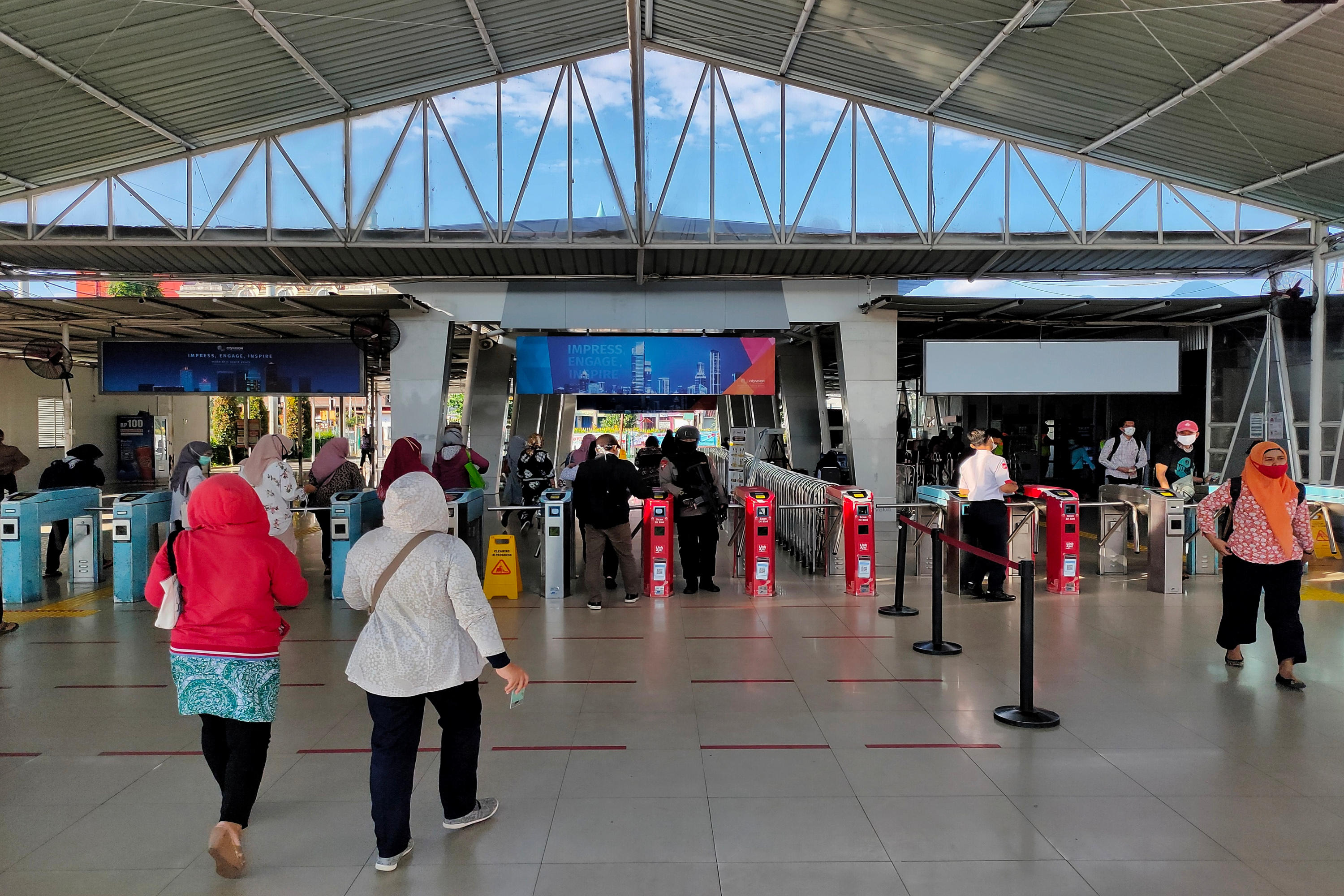 Stasiuan kereta api Bogor terlihat sepi menjelang pelaksanaan PSBB di Jakarta.