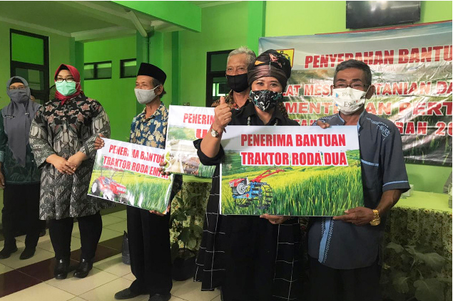 Anggota Fraksi PKB DPR RI, Luluk Nur Hamidah menyalurkan 258 alsintan dan UPPO untuk puluhan poktan di Sragen. 
