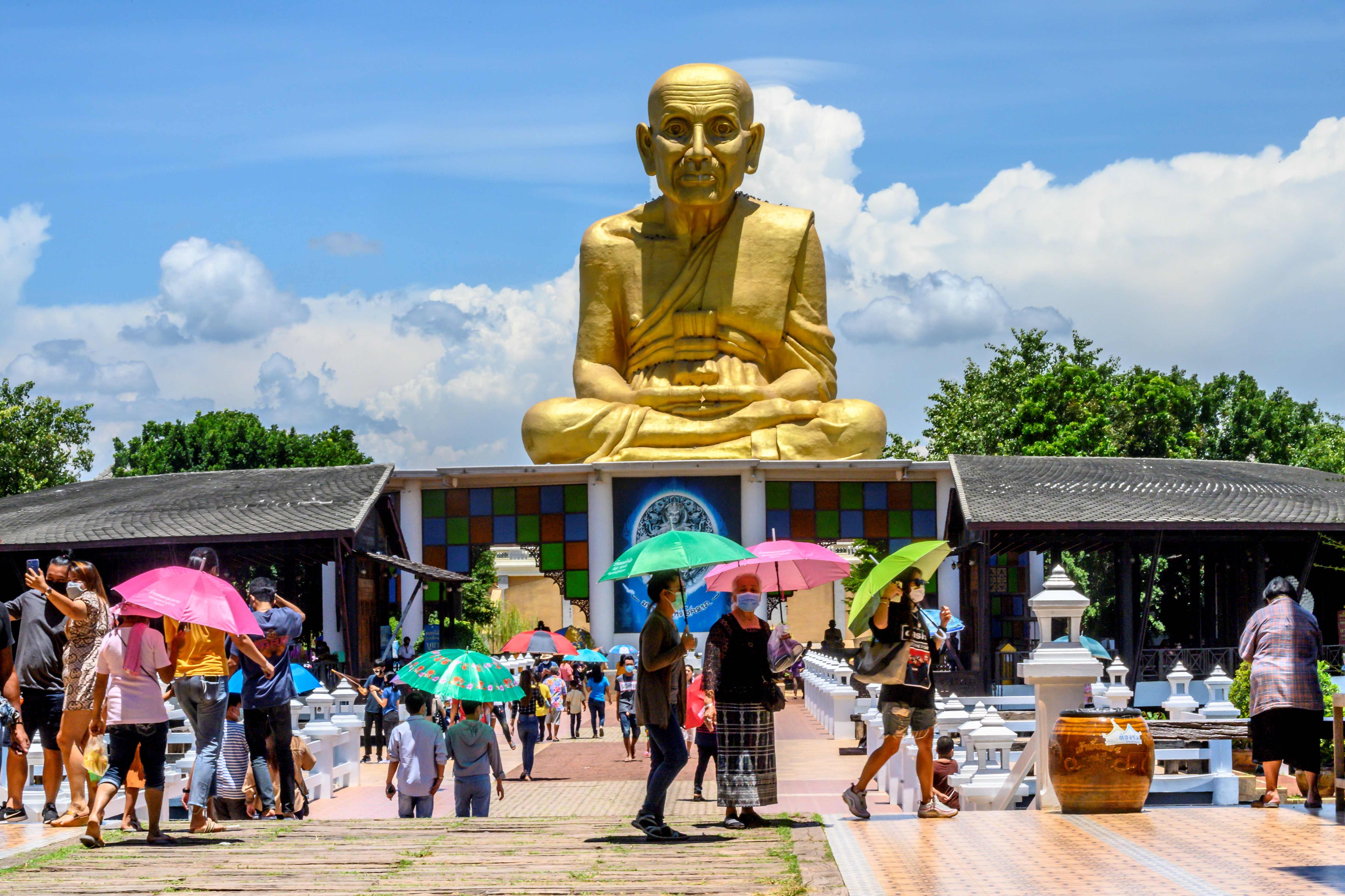 Sejumlah turis berkunjung ke situs patung pendeta Budha Luang Pu Thuat di Ayutthaya, Thailand.