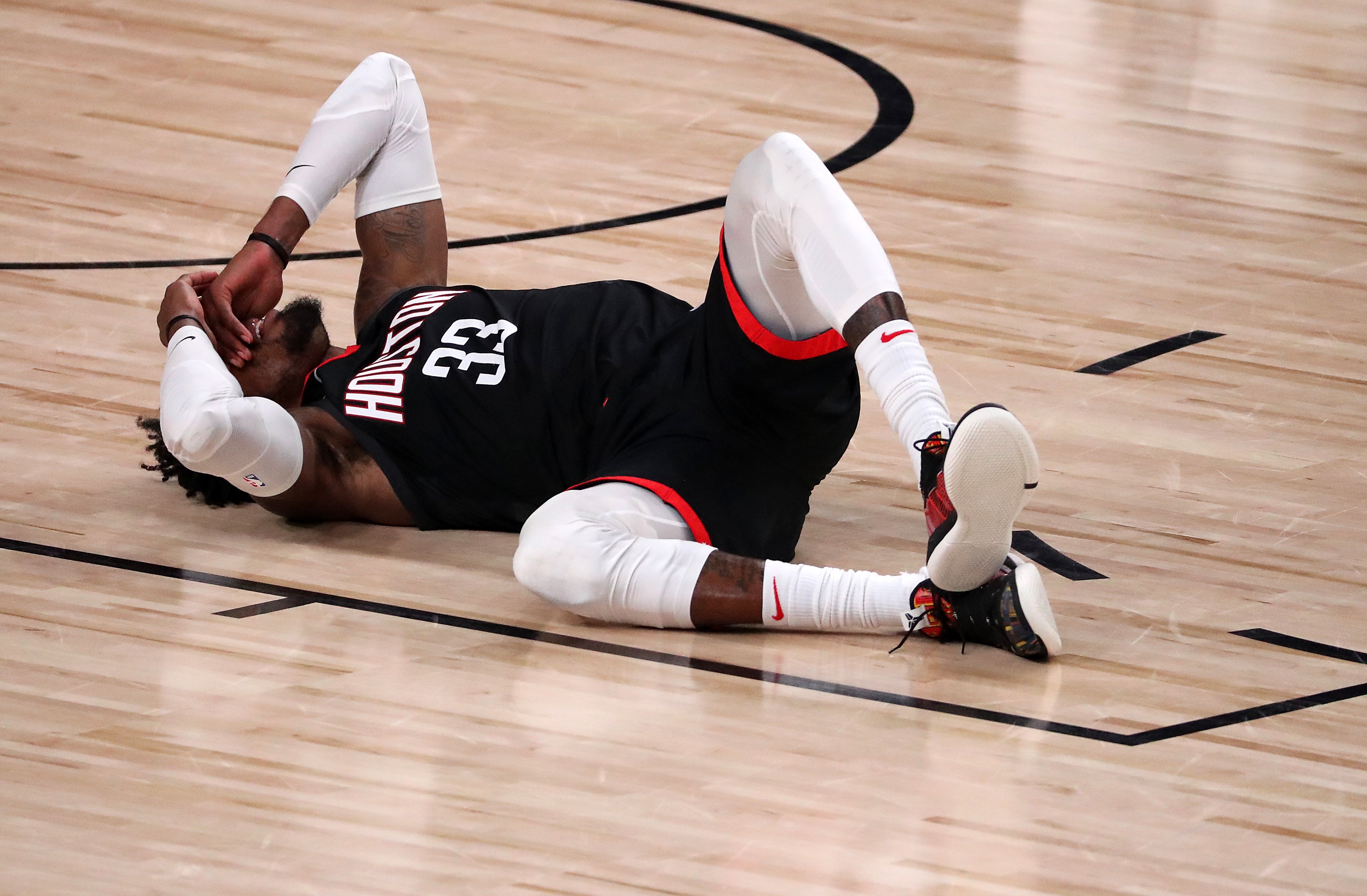 Forward Houston Rockets Robert Covington terjatuh di lapangan usai terkena sikut pemain Los Angeles Lakers Anthony Davis.