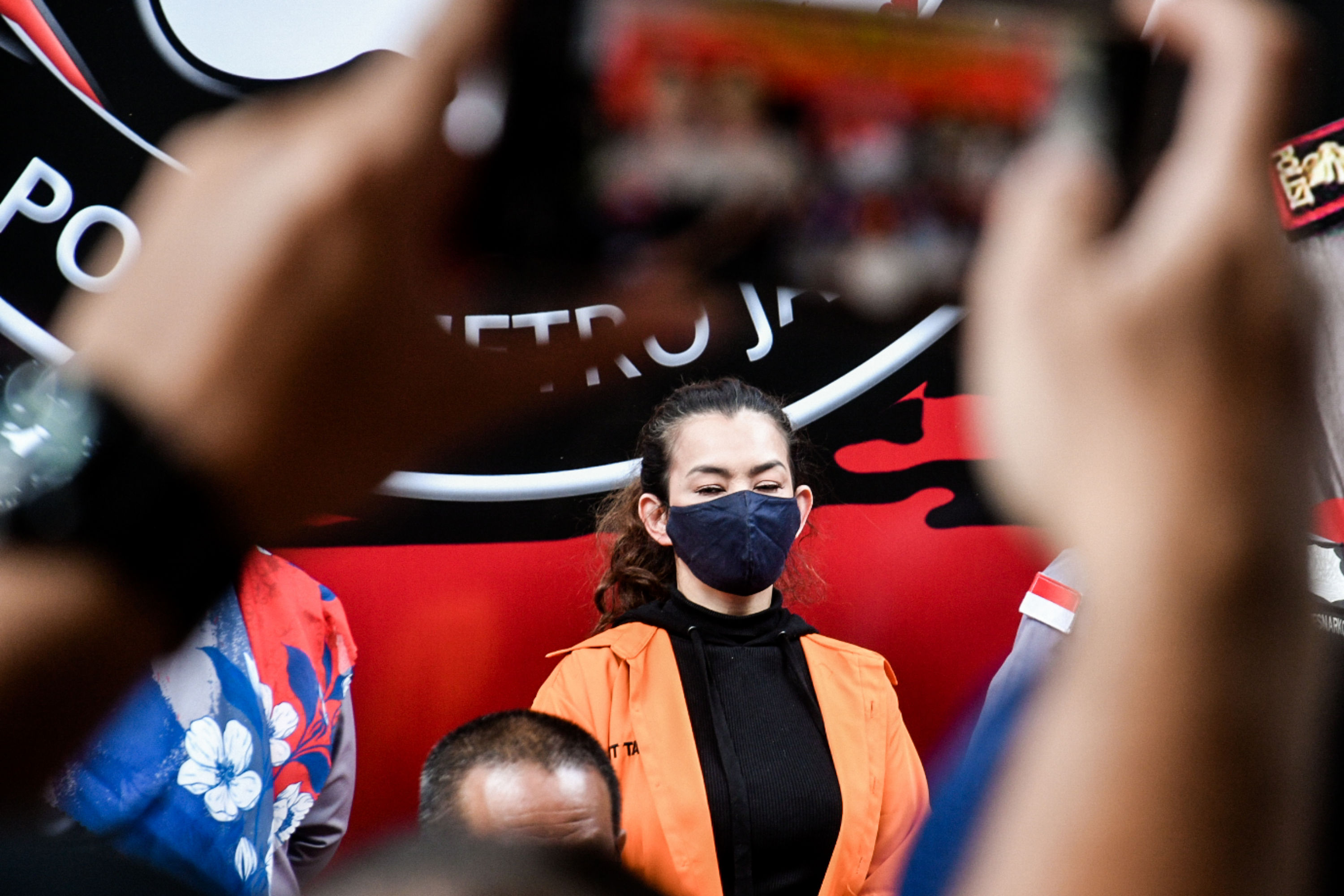 Penyanyi Reza Artamevia saat dihadirkan dalam rilis kasus narkoba di Direktorat Reserse Narkoba Polda Metro Jaya.