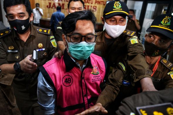 Andi Irfan Jaya berompi tersangka