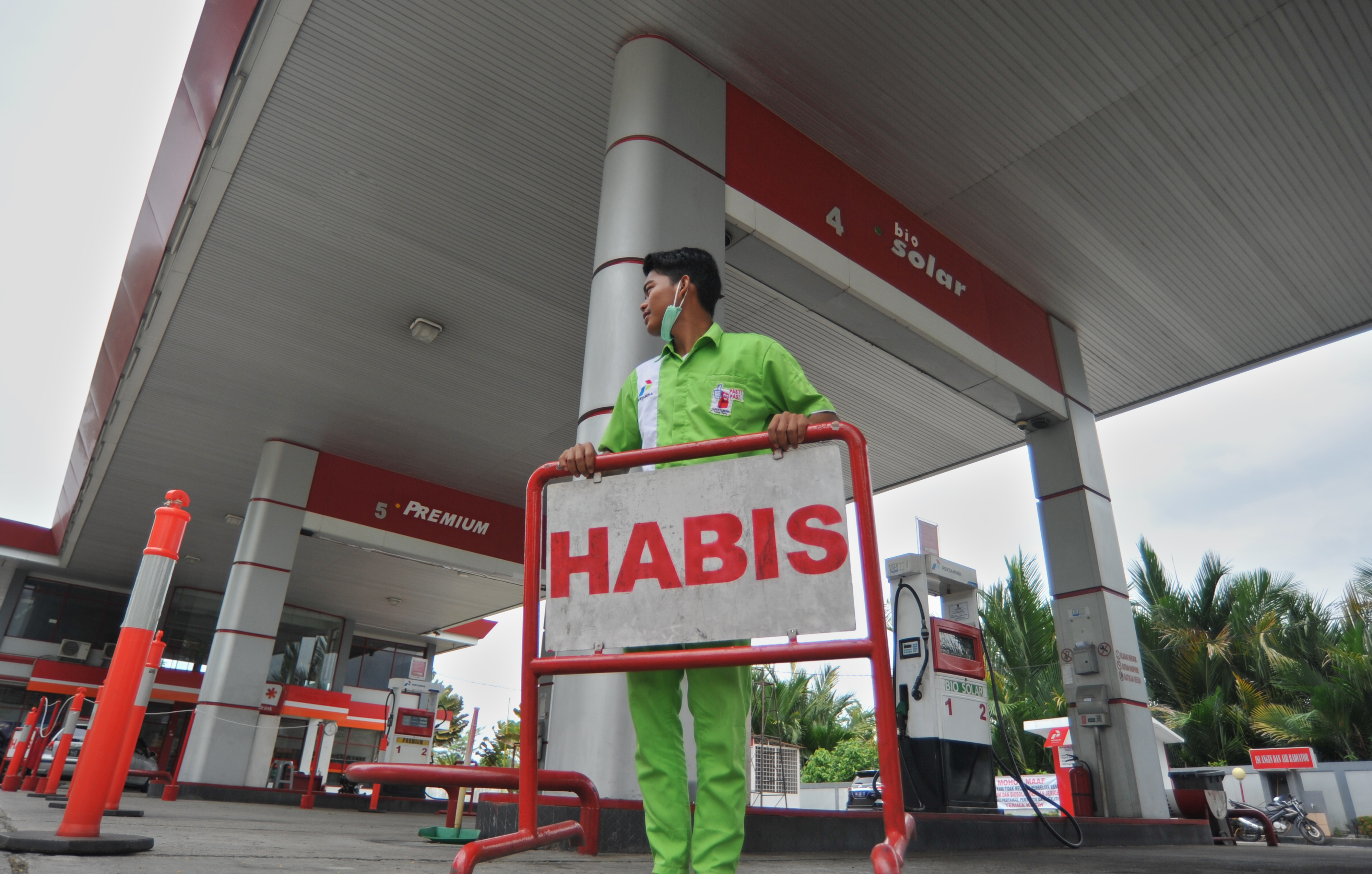 Petugas SPBU memasang pengumuman ketersediaan solar bersubsidi habis