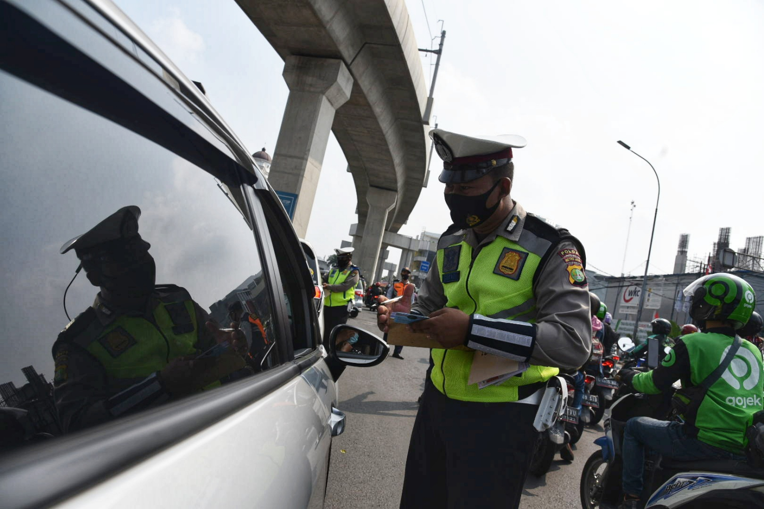 Anggota kepolisian memeriksa kendaraan di kawasan Fatmawati, Jakarta.