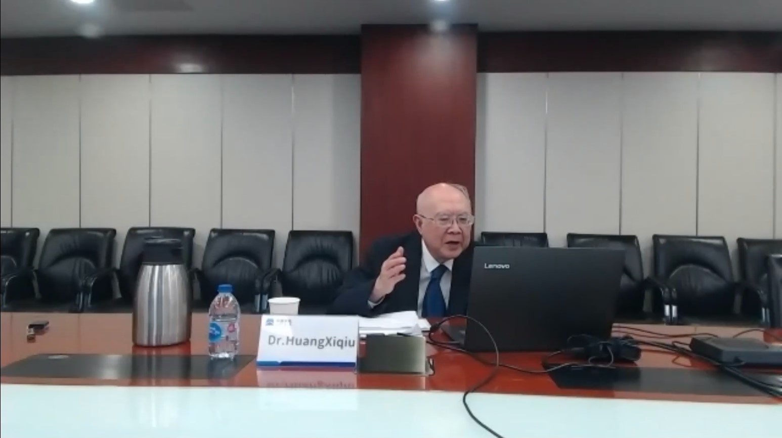 Prof. Dr. Huang Xiqiu menyampaikan pemaparannya di seminar bertema “Evolving Hospital and School Design For An Adaptable Future