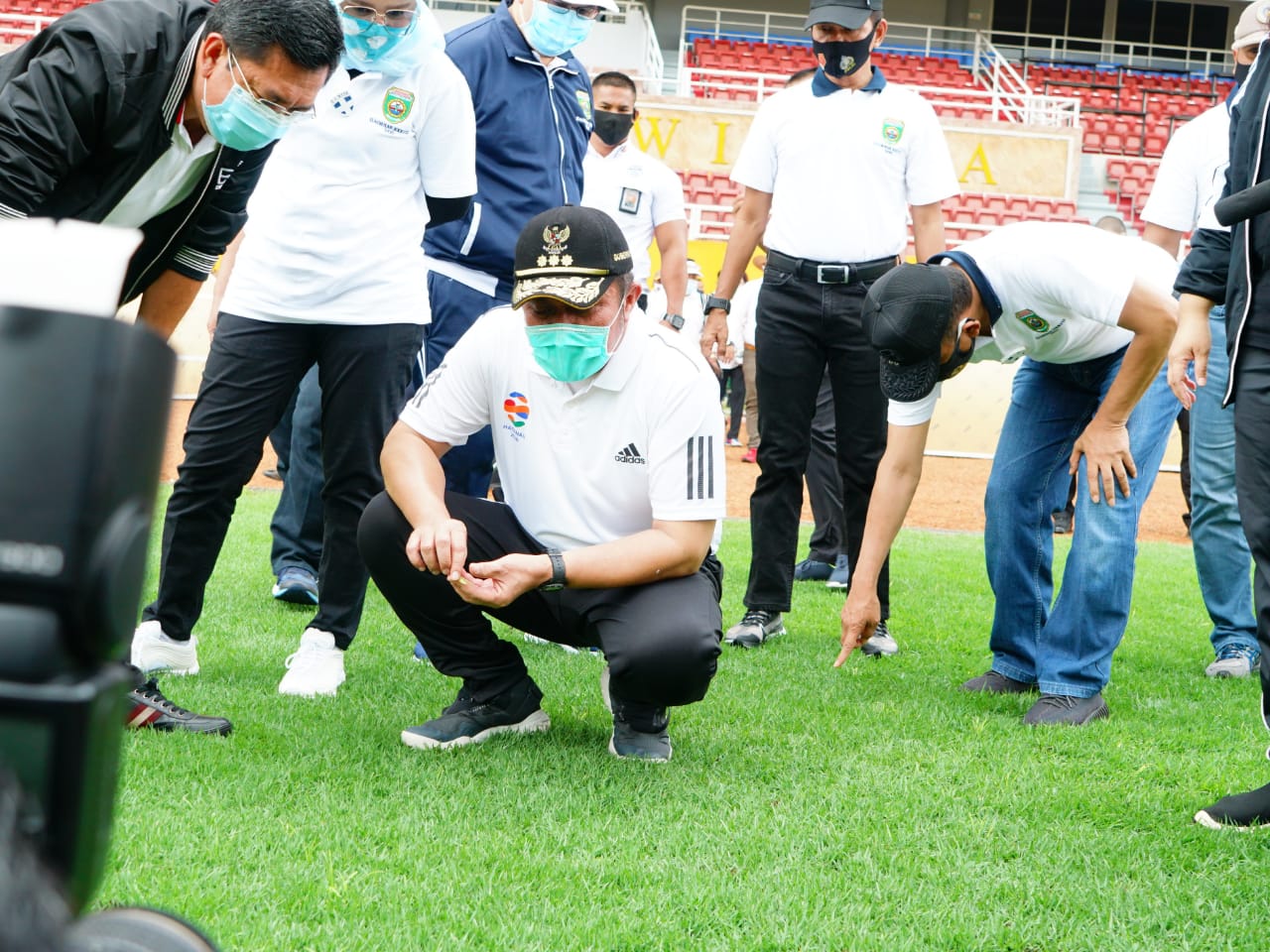 Herman Deru meninjau stadion Gelora Sriwijaya Jakarabaring, Palembang.