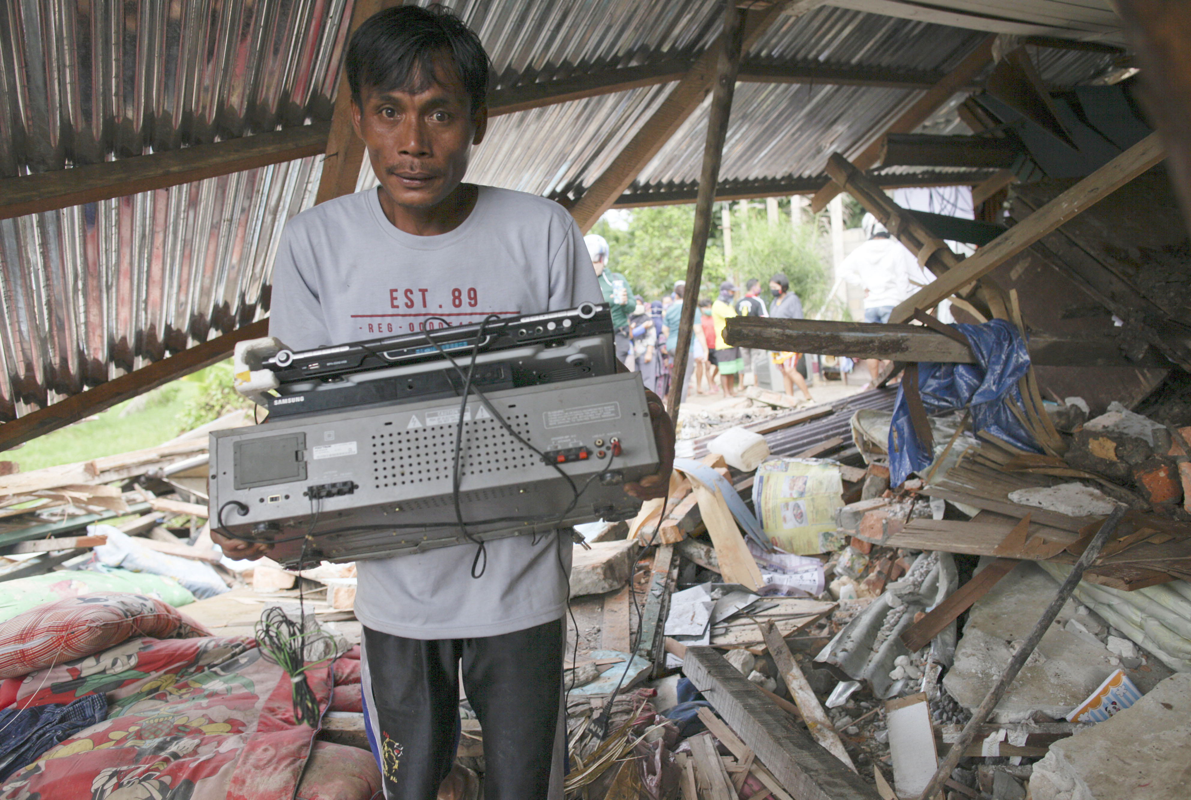 Seorang warga mencari harta yang masih bisa diselamatkan setelah rumahnya hancur terkena tanah longsor di Tarakan, Kalimantan Utara.