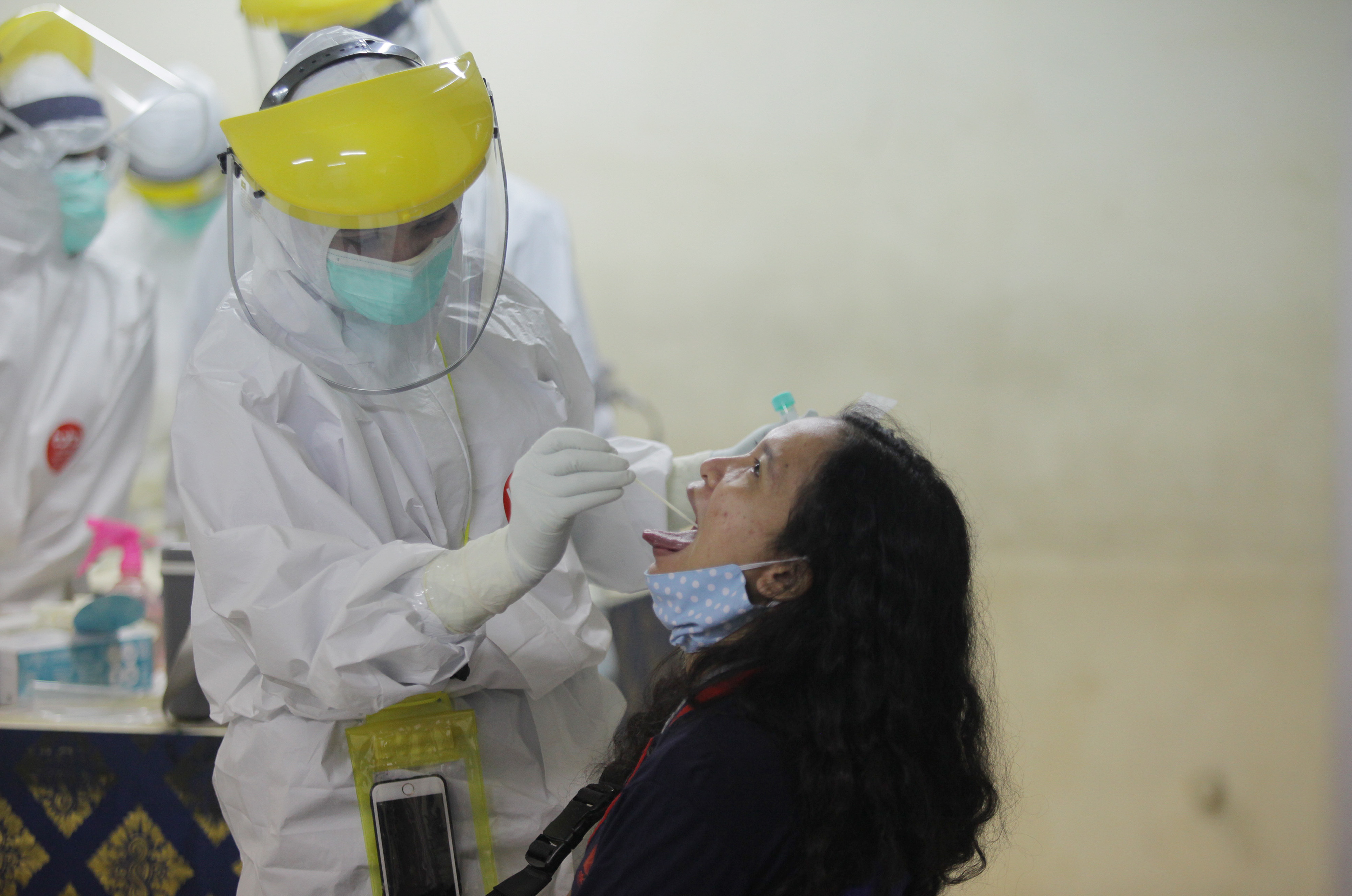 Petuga medis melakukan tes usap (swab test) kepada wartawan di Gedung Dewan Pers, Jakarta.