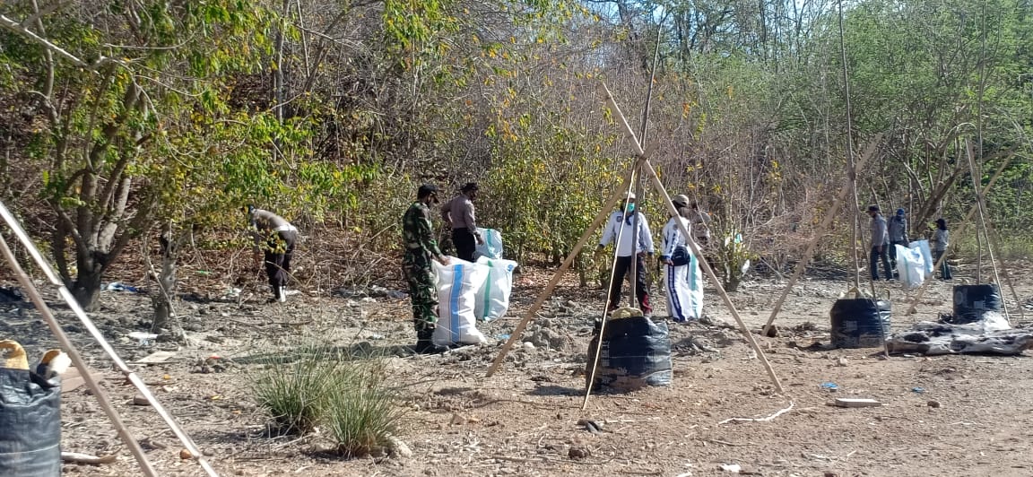 TNI dan Warga bersihkan sampah di Pulau Bajo, Labuan Bajo, NTT