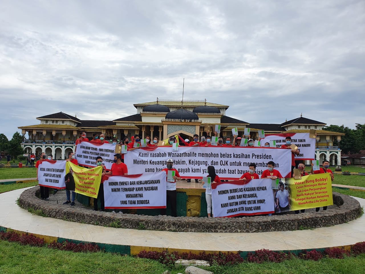 Pemegang Polis WanaArtha Life gelar aksi dama di Istana Maimun dan Kejati Sumatra Utara