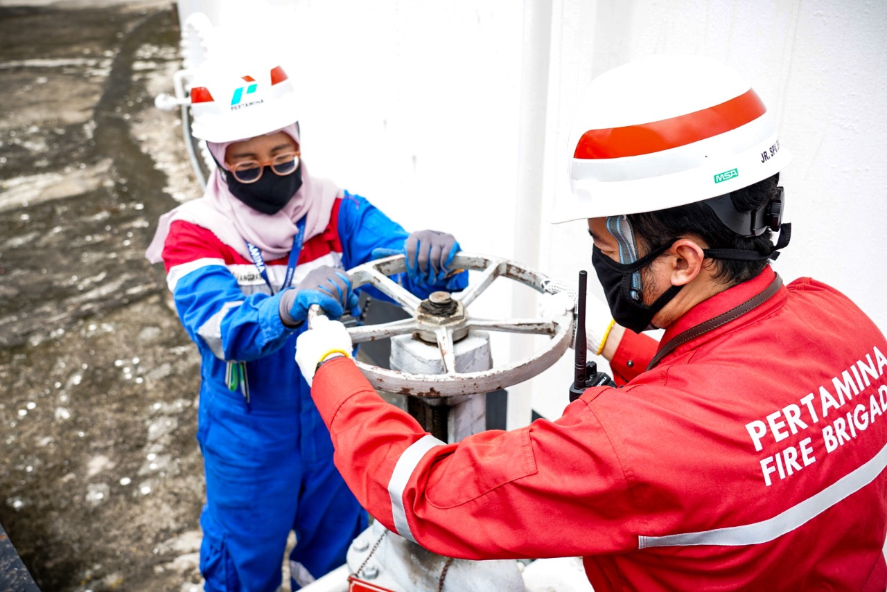 Aktivitas pekerja di Pertamina. Pertamina juga terus mengemban tugas untuk pendistribusian BBM Satu Harga yang hingga 2024.