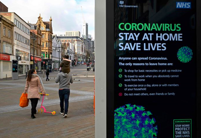 Papan pengumuman yang mengimbau warga untuk tetap tinggal di rumah di Leeds, Inggris.  