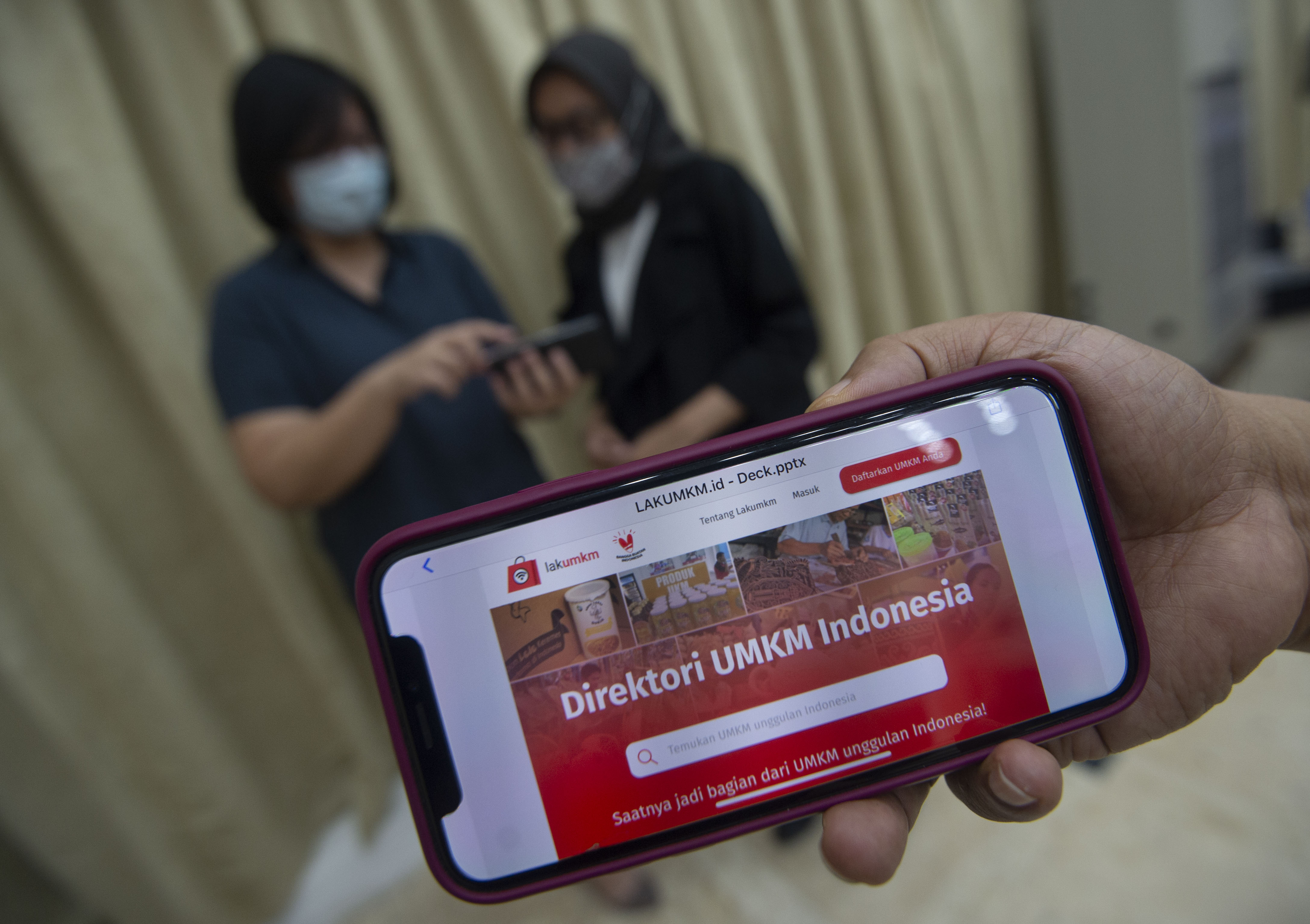  Petugas Kementerian Komunikasi dan Informasi memberikan penjelasan kepada warga tentang situs direktori UMKM Indonesia.