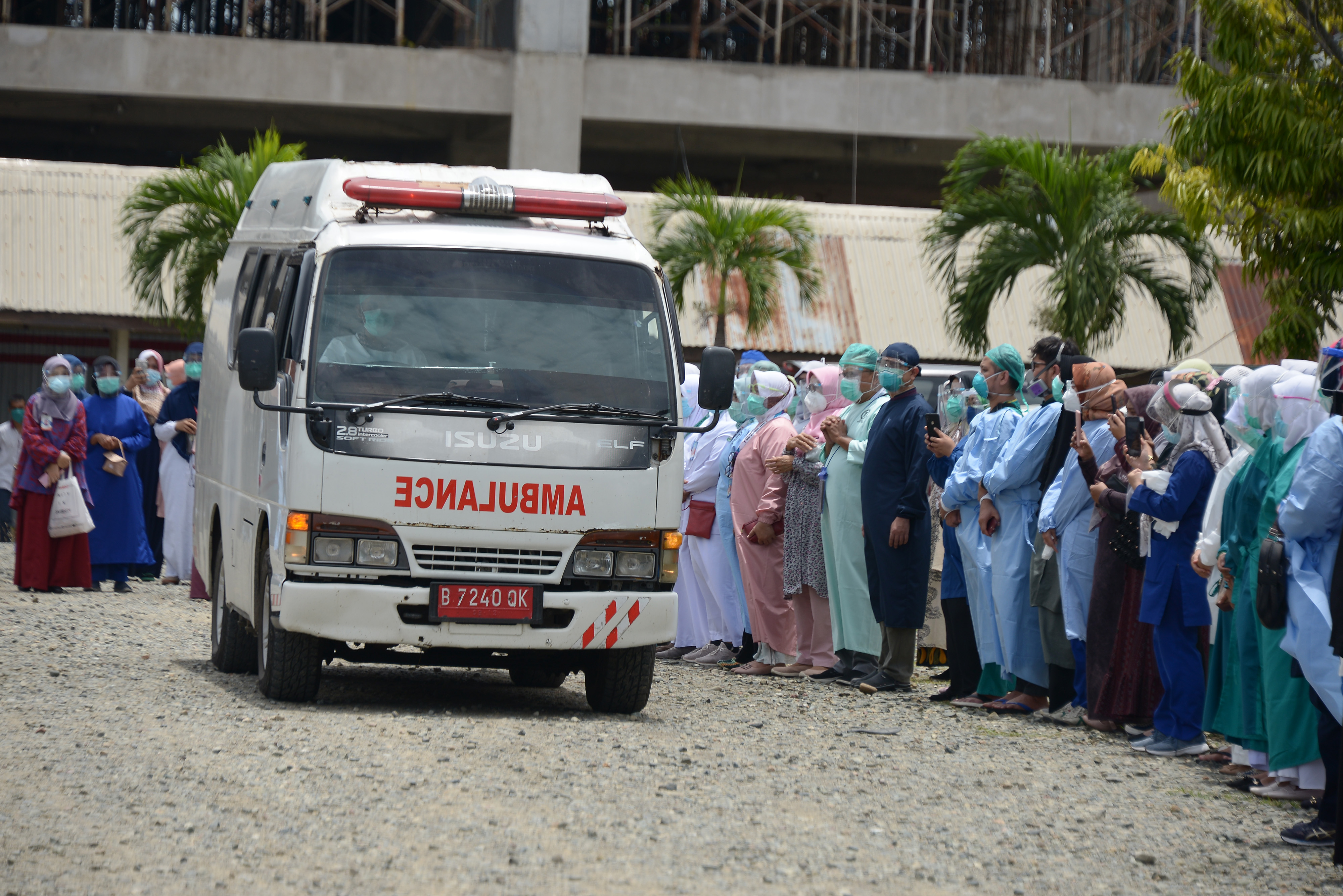 Tenaga medis melepas jenazah dokter anestesi Imai Indra, yang meninggal akibat covid-19 di RSU Zainal Abidin, Banda Aceh, Rabu (2/9).