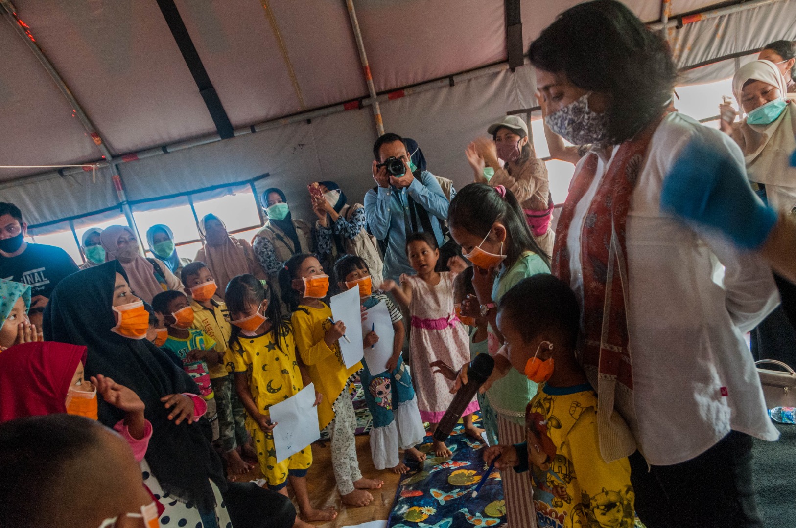 Menteri PPPA I Gusti Ayu Bintang Darmawati Puspayoga berbincang dengan pengungsi di Kampung Cigobang, Lebak, Banten, Kamis (9/8).