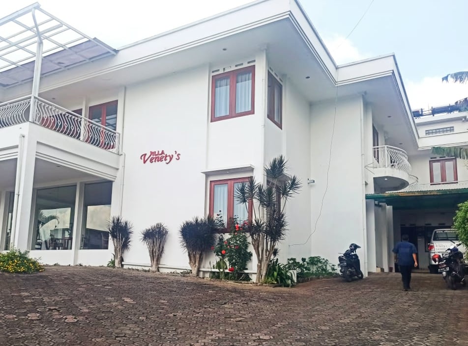 Pengelola Hotel Villa Venetys Lembang, Kabupaten Bandung Barat, tutup sementara hingga akhir September karena tidak adanya tamu.