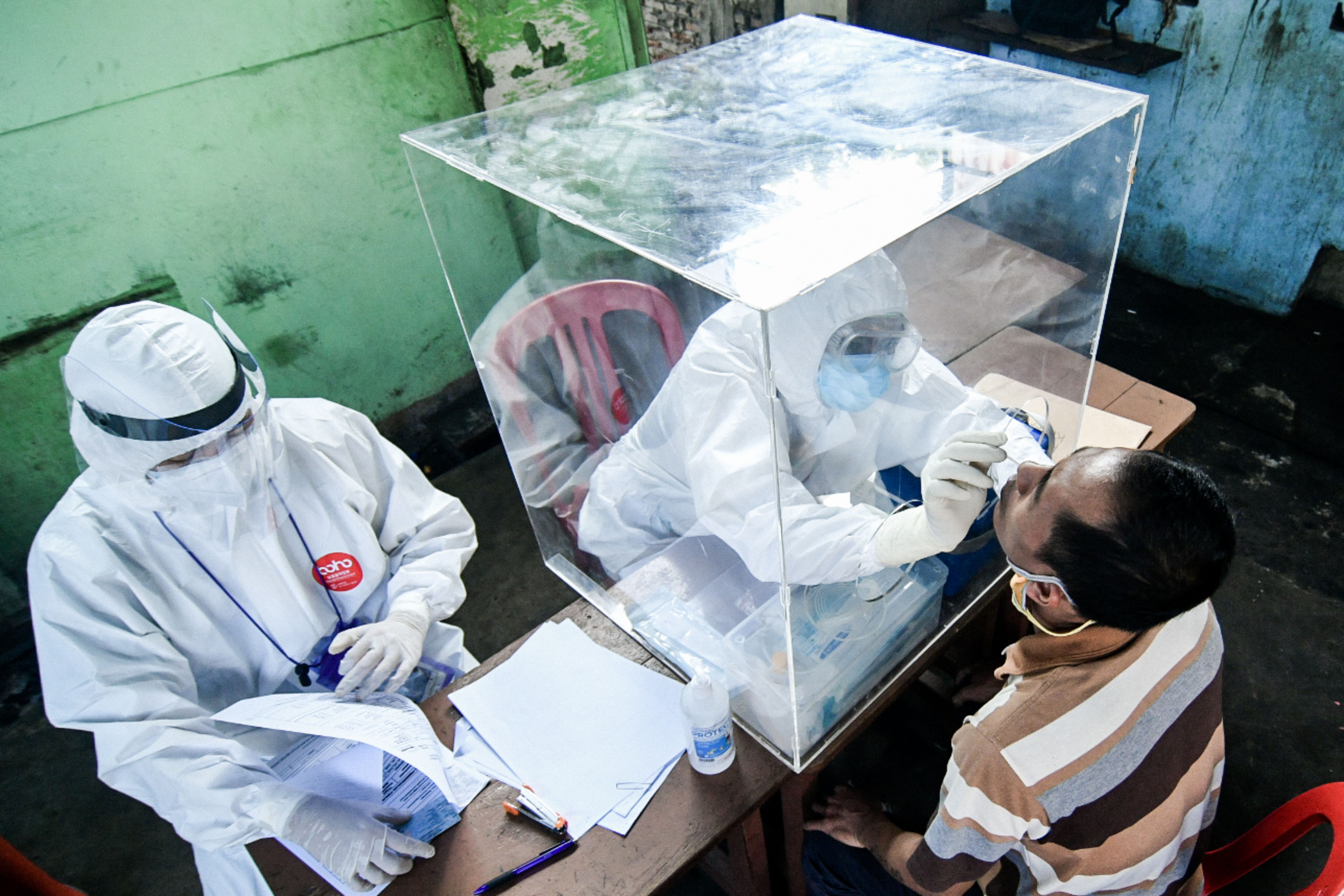 Petugas kesehatan melakukan swab test di wilayah Sawah Besar, Jakarta.