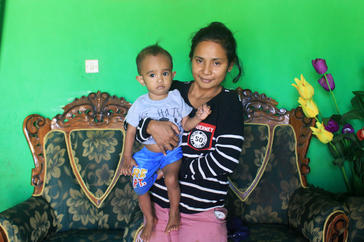 Yanuar Santri, 30, dan anaknya Carles Talaen, 1,1 tahun yang menderita gizi buruk di Desa Desa Tanah Merah, Kupang, NTT. 