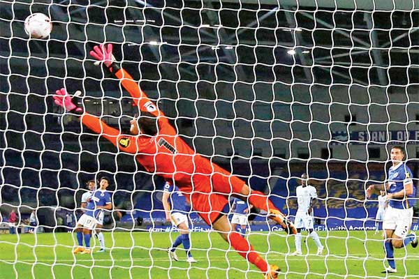 Bek Chelsea Reece James (kiri) mencetak gol ke gawang Brighton dalam laga pekan pertama Liga Primer Inggris