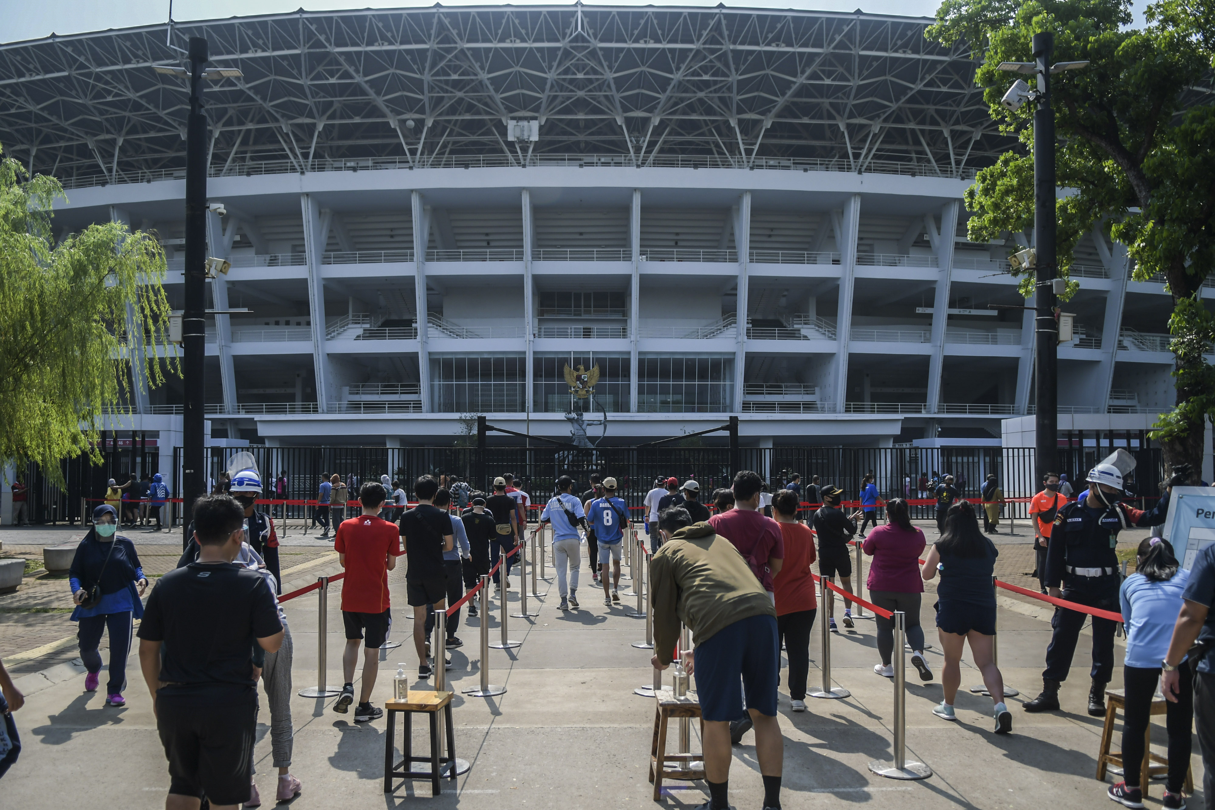 Pengunjung Stadion GBK jelang pemberlakuan psbb total