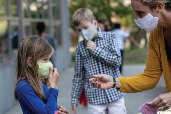 Para murid mengenakan masker di Rogers International School di Stamford, AS, kemarin