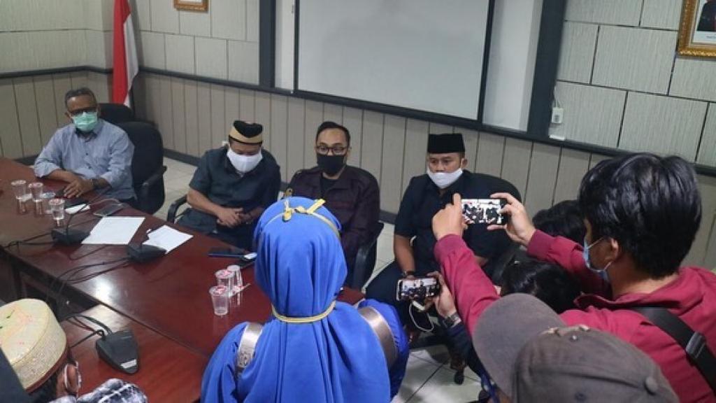 ANGGOTA Komisi III DPR-RI F-PKB Moh. Rano Alfath mendengarkan aspirasi warga korban proyek Jorr 2, Tangerang, Banten.