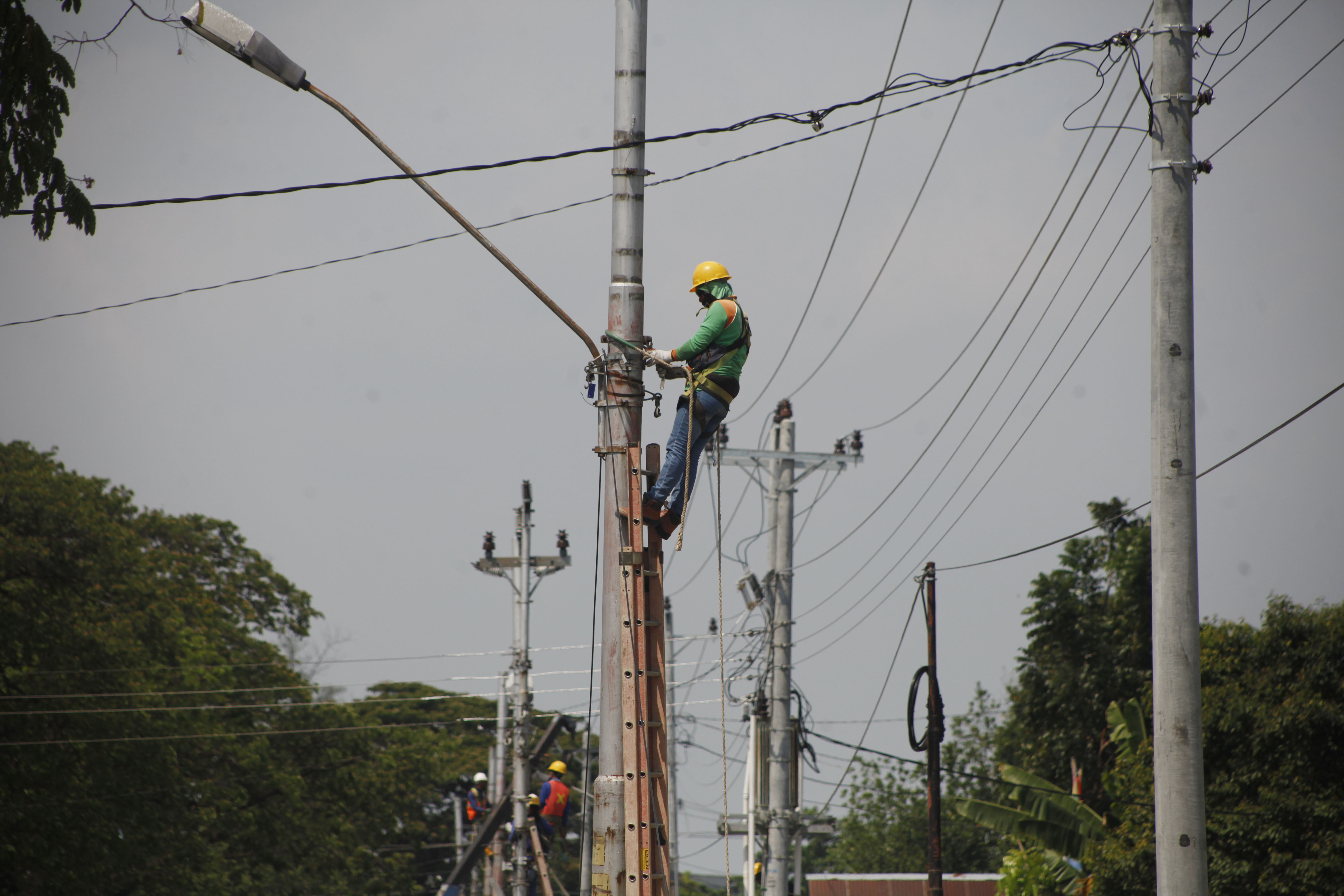 Petugas PLN memperbaiki jaringan listrik di wilayah Solo, Jawa Tengah.
