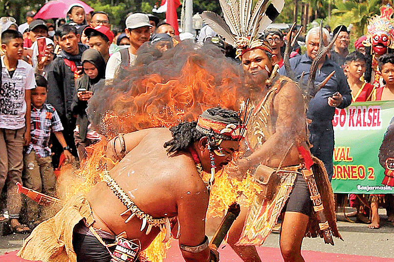TRADISI ARUH; Masyarakat suku Dayak melakukan upacara adat Aruh di Desa Langkap, Kecamatan Awayan, Kabupaten Balangan, Kalimantan Selatan, 