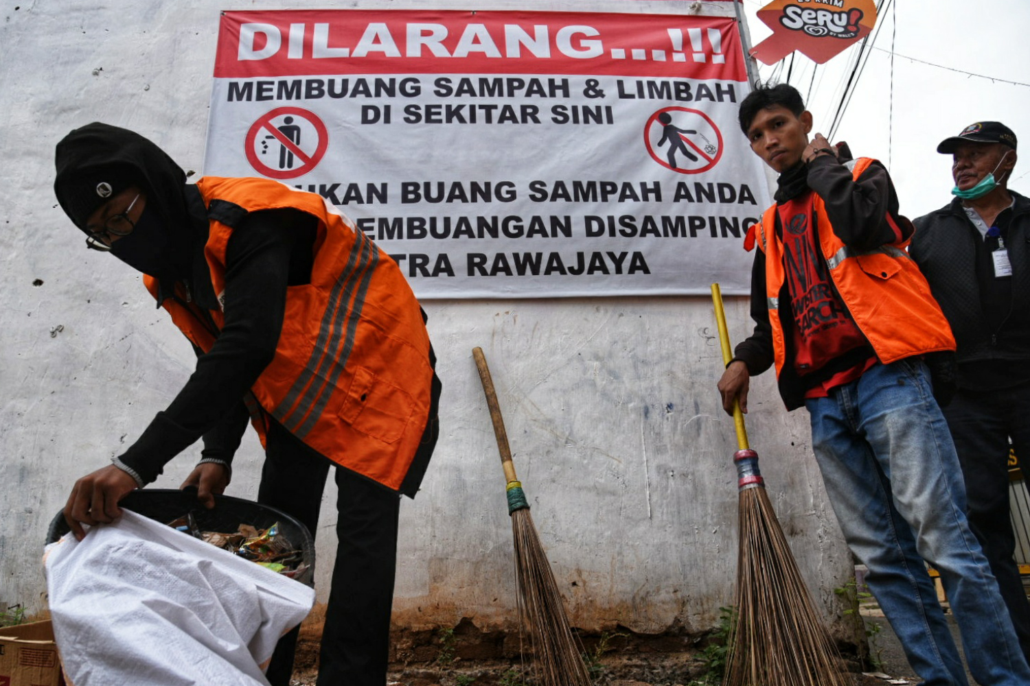 Pelanggar PSBBdi Pondok Kopo Jakarta Timur wajib menyapu jalan
