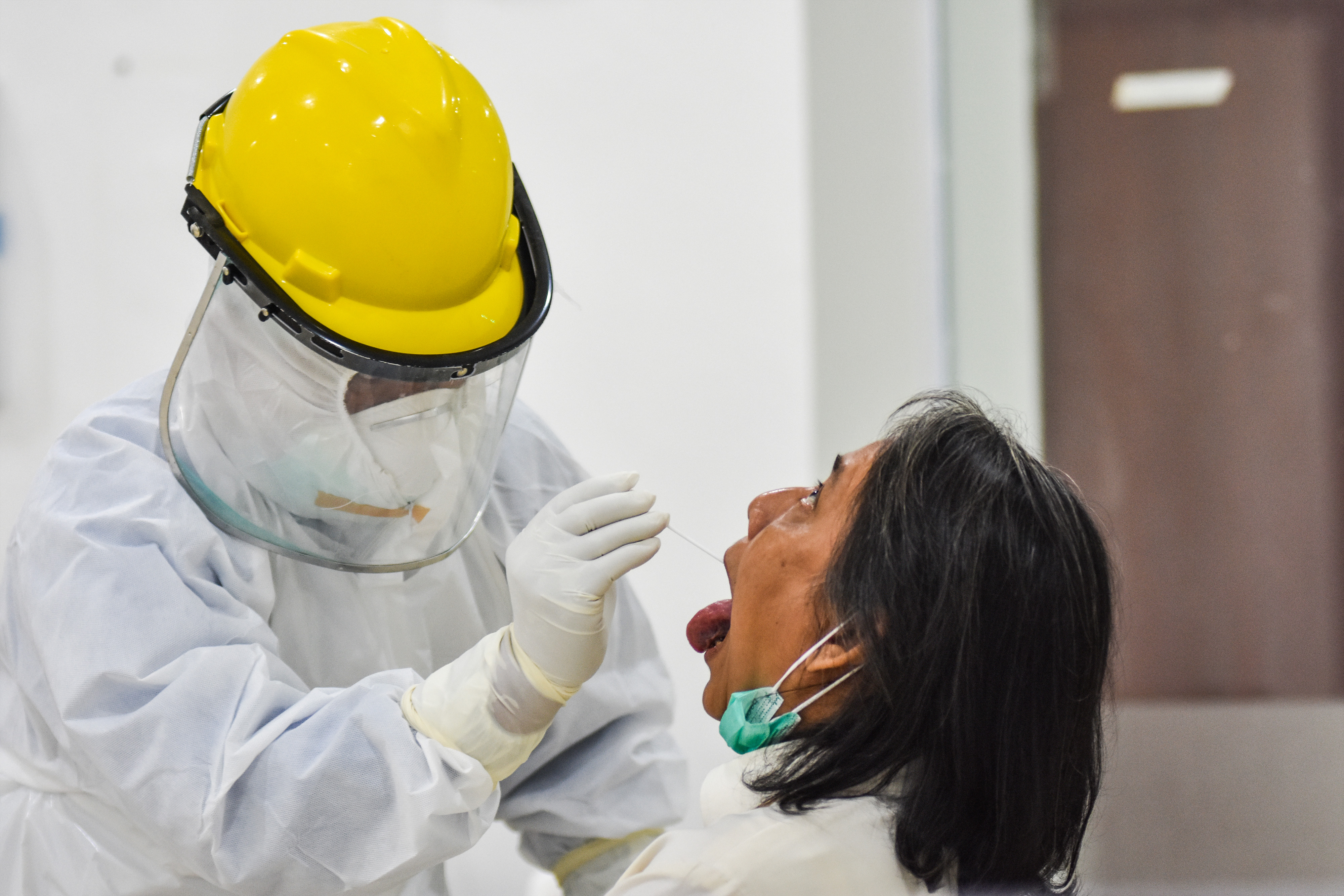 Seorang tenaga kesehatan melakukan tes usap atau swab test di Poli Pinere RSUD Arifin Achmad, Pekanbaru, Riau