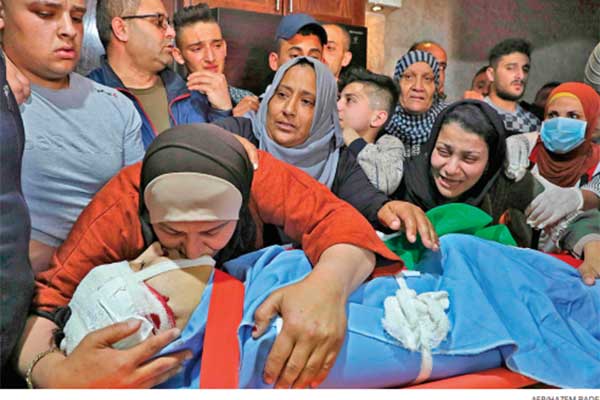 Seorang warga Palestina mencium tubuh anaknya, Zaid Qaysia, 15, yang tewas ditembak pasukan Israel