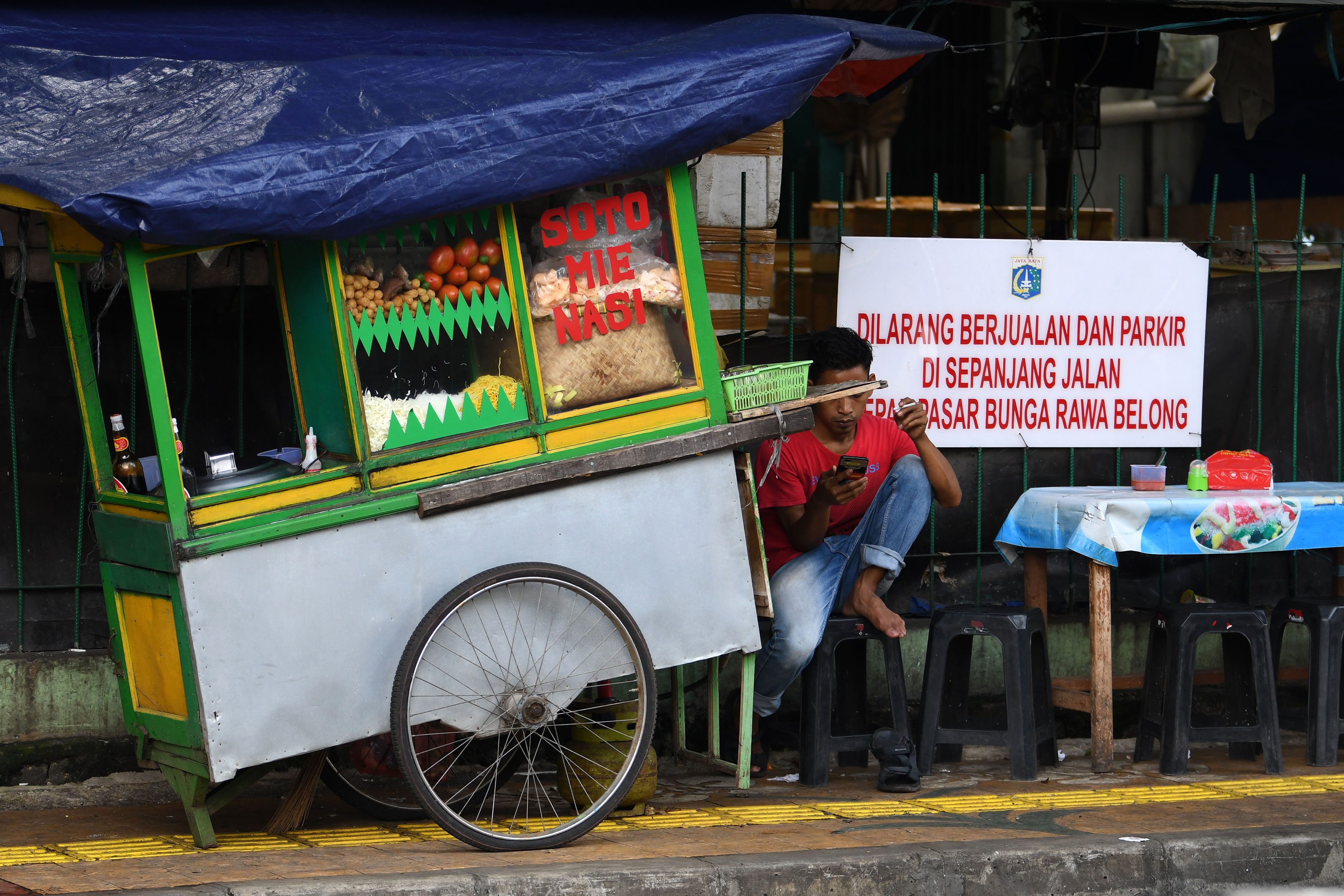 Pedagang berjualan di atas trotoar Jalan Sulaiman, Rawa Belong, Jakarta Barat,