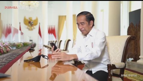 Presiden Joko Widodo berbicara melalui sambungan video dengan Rika Susy Wati, guru SMP Negeri 7 Kota Padang, Sumatra Barat.