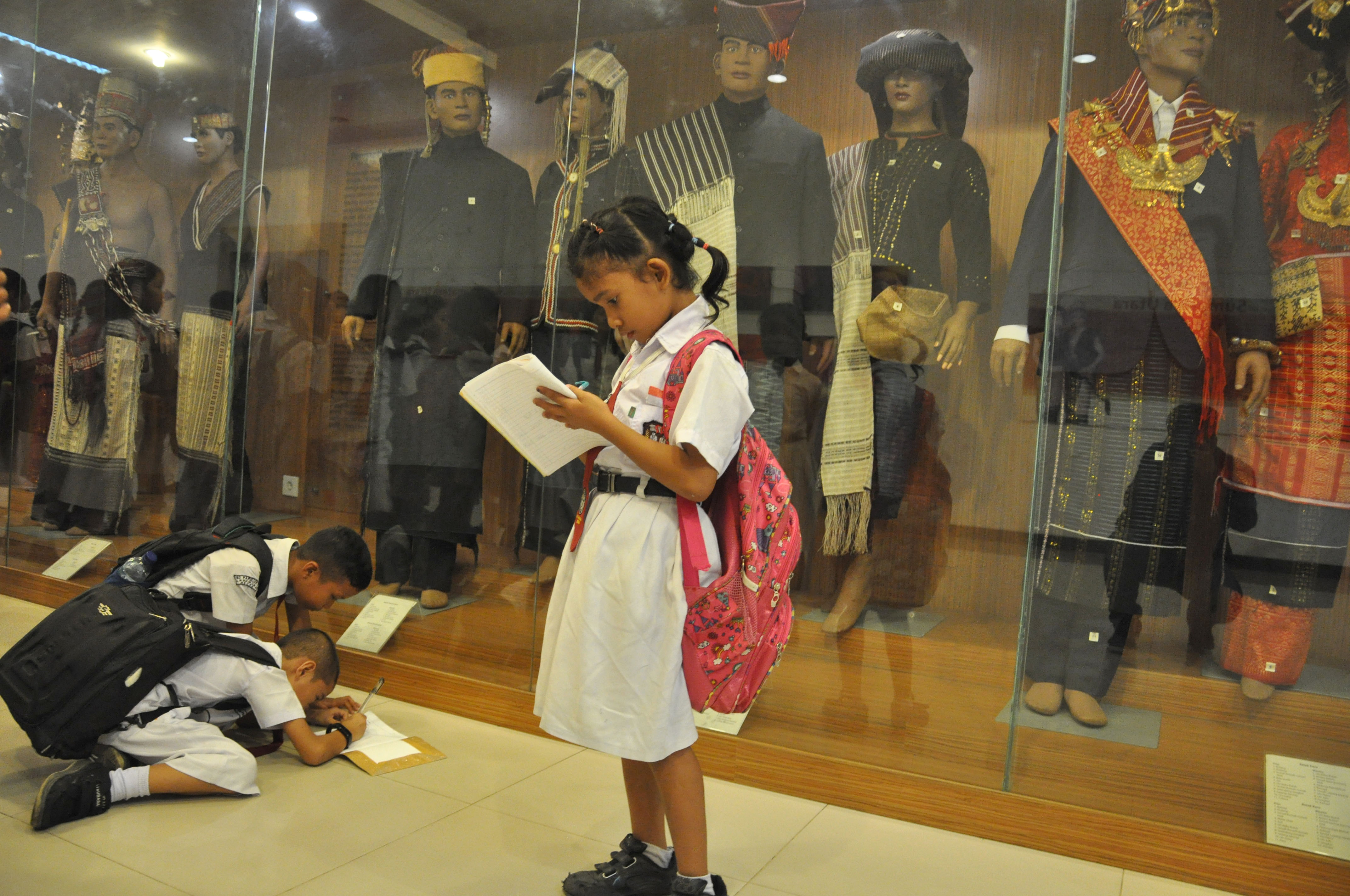 Sejumlah pelajar belajar sejarah di di Museum Negeri Sumut di Medan, Sumatra Utara 