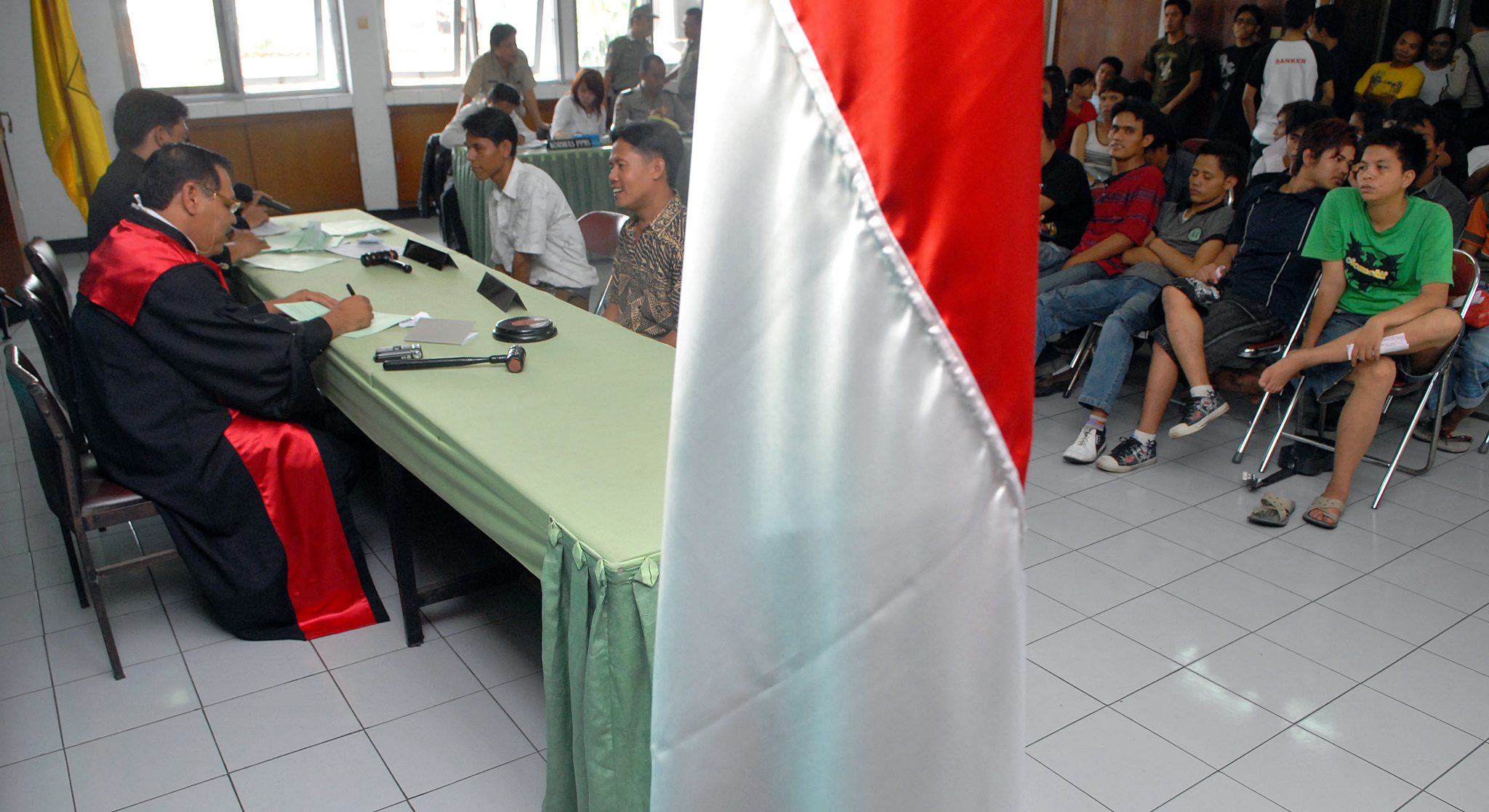Suasana persidangan sejumlah warga yang terjaring operasi yustisi di Kelurahan Sumur Batu Kemayoran Jakarta.