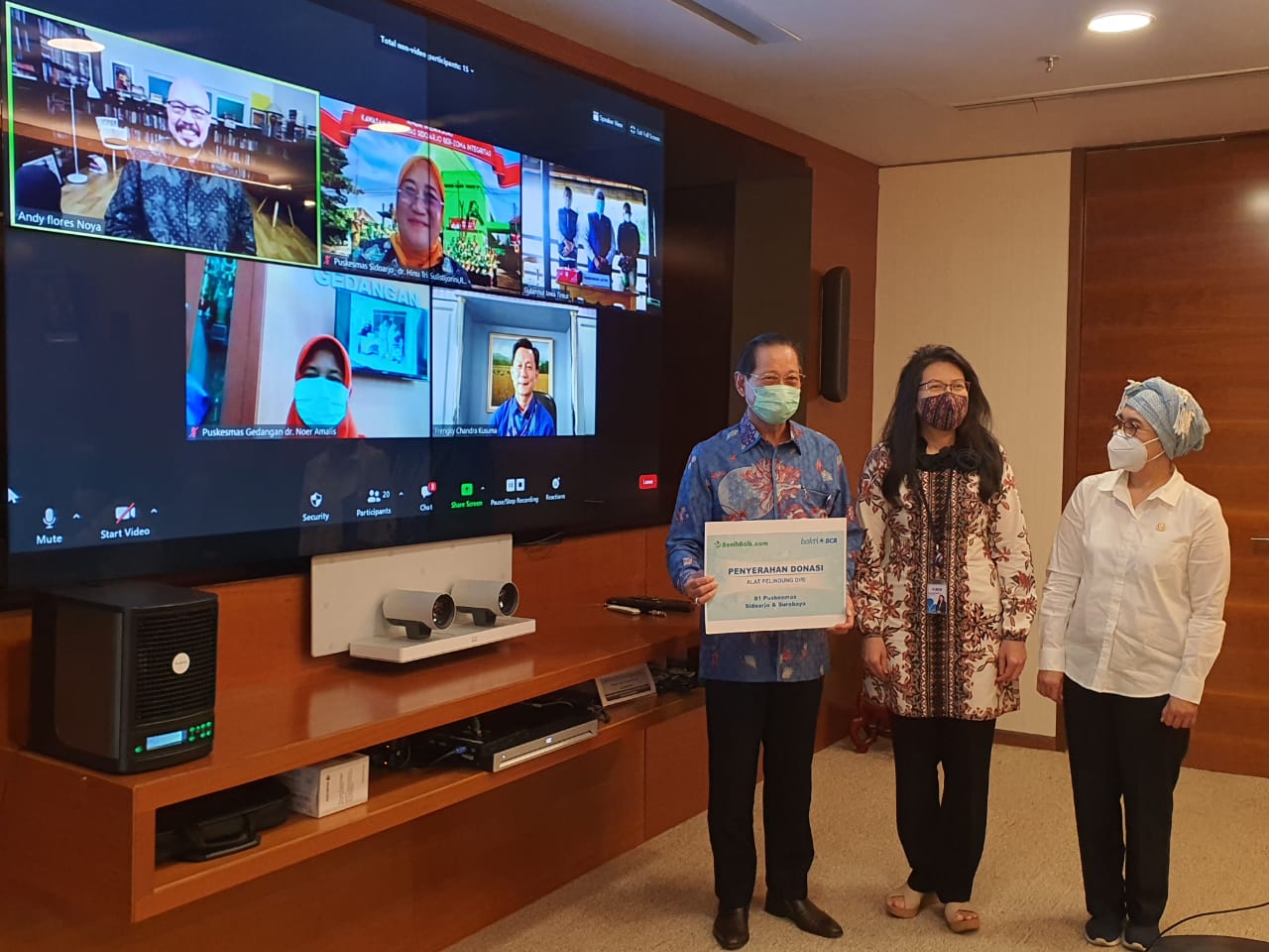 Acara penyerahan bantuan BCA.